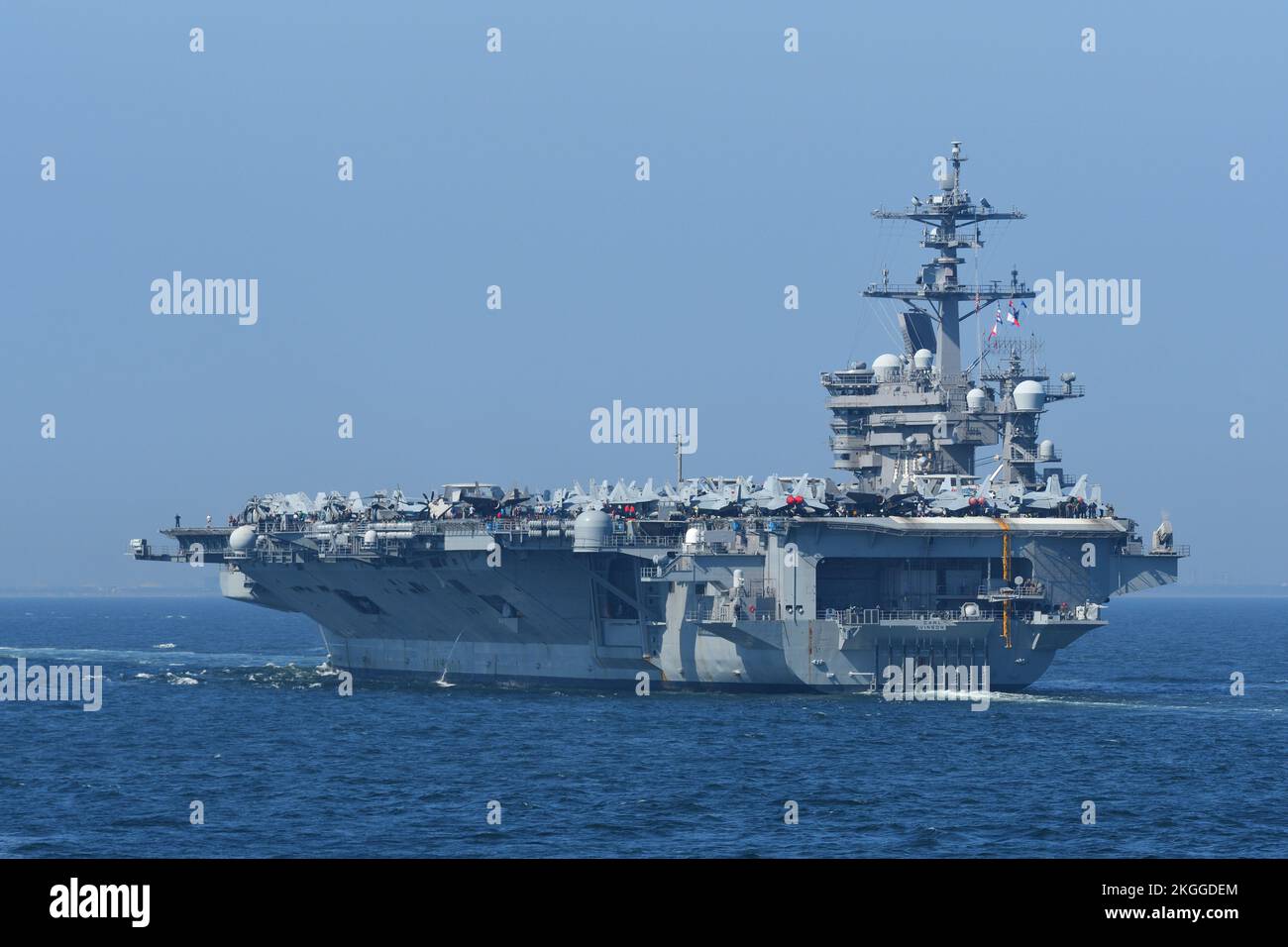 Préfecture de Kanagawa, Japon - 28 août 2021 : USS Carl Vinson (CVN-70), porte-avions de la classe Nimitz. Banque D'Images