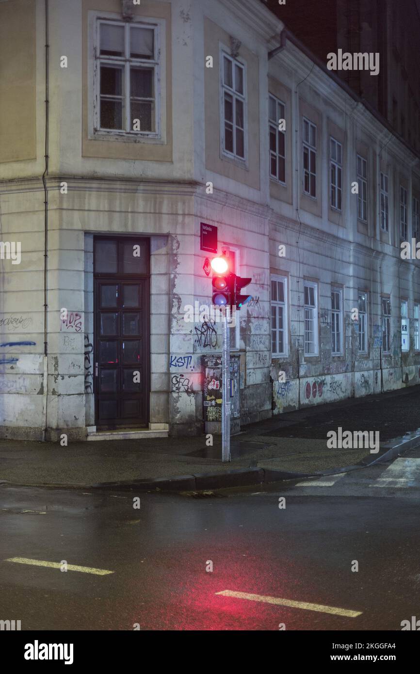 Rue vide dans la nuit Banque D'Images