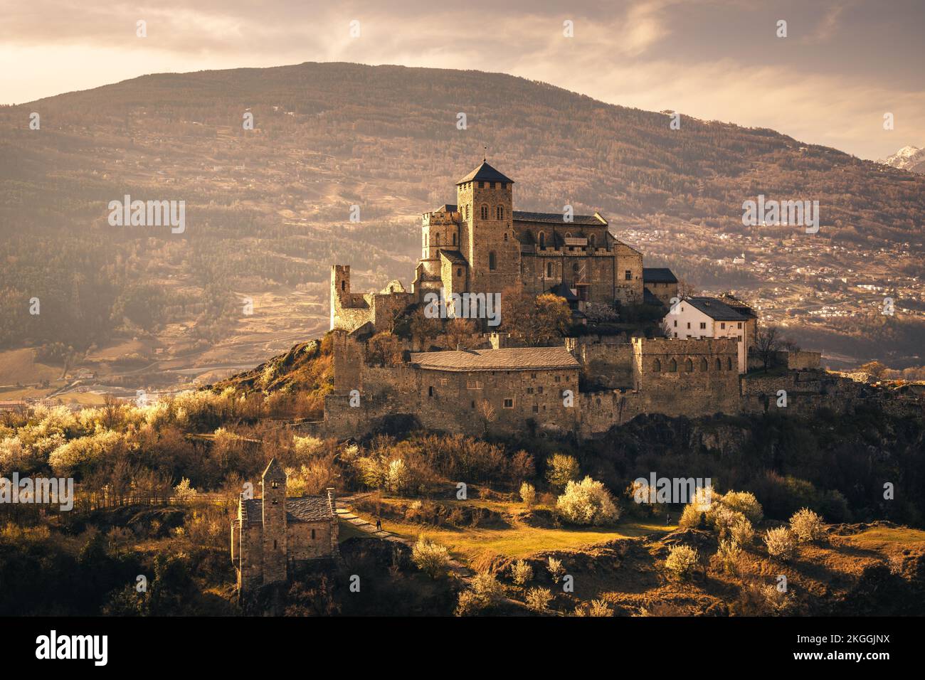 Une belle photo d'un ciel au coucher du soleil sur la basilique de la Valère, dans la ville de Sion, Valais, Suisse Banque D'Images