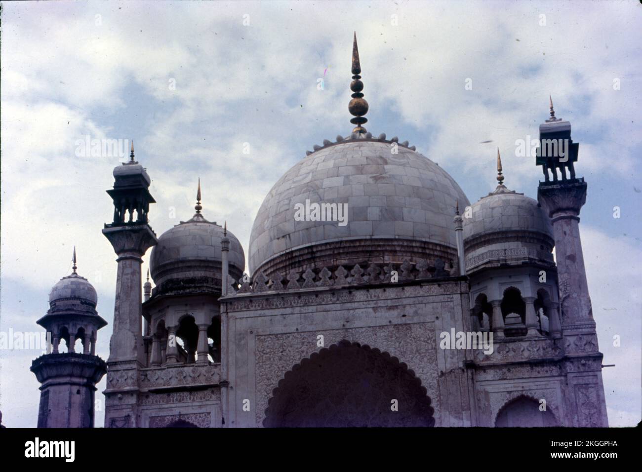 Bibi Ka Maqbara est un tombeau situé à Aurangabad, Maharashtra, Inde. Il a été commandé en 1660 par l'empereur moghol Aurangzeb à la mémoire de sa femme Dilras Banu Begum et est considéré comme un symbole de la 'fidélité conjugale' d'Aurangzeb. Banque D'Images