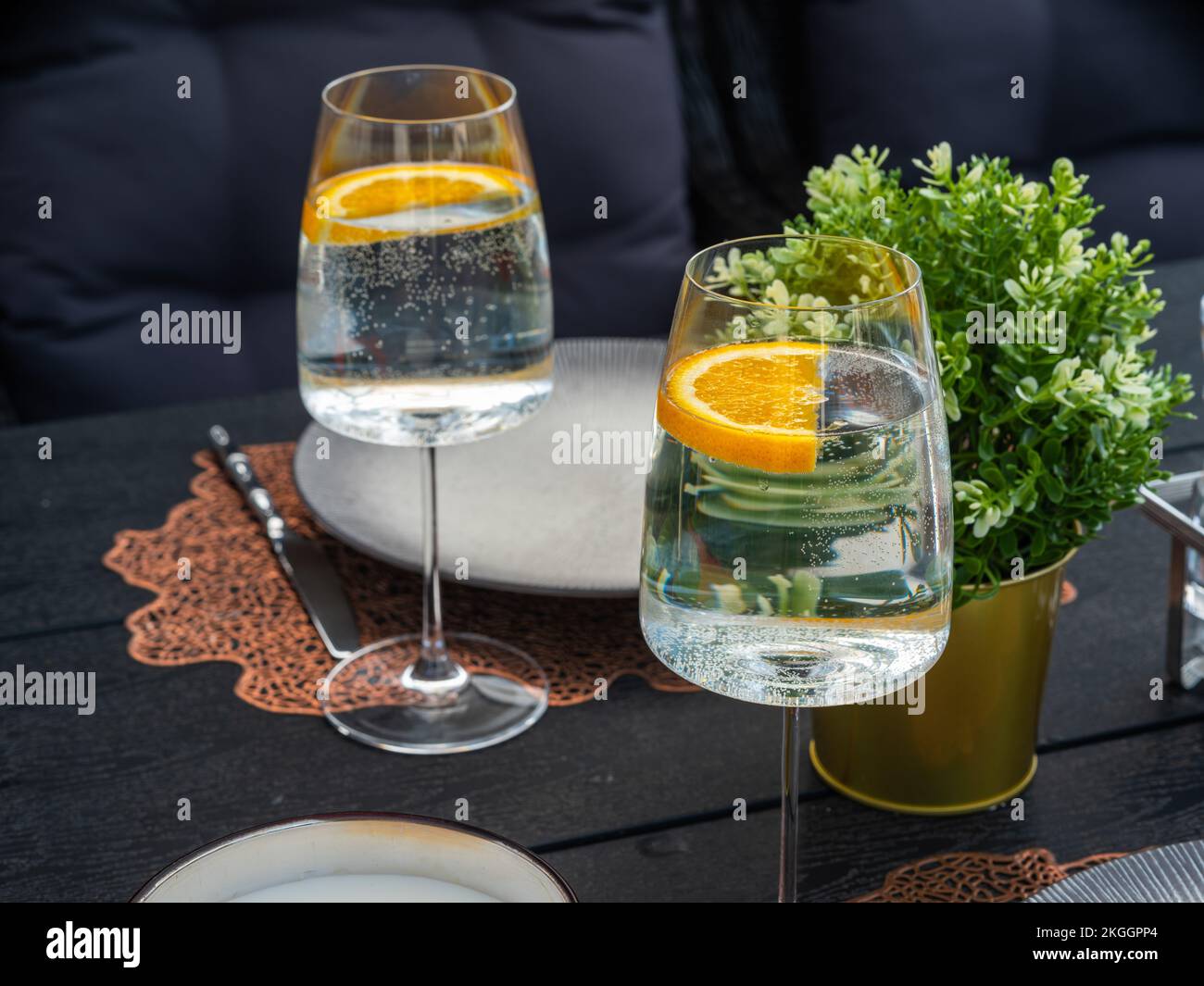 Gros plan avec deux verres d'eau et de citron. Table servie. Fleurs Banque D'Images