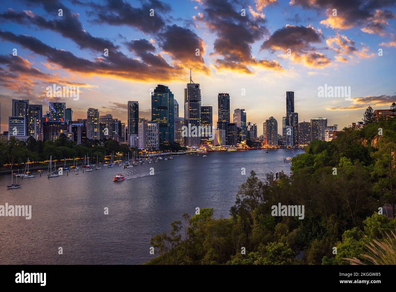 Coucher de soleil spectaculaire sur les gratte-ciel de Brisbane et le fleuve Brisbane Banque D'Images