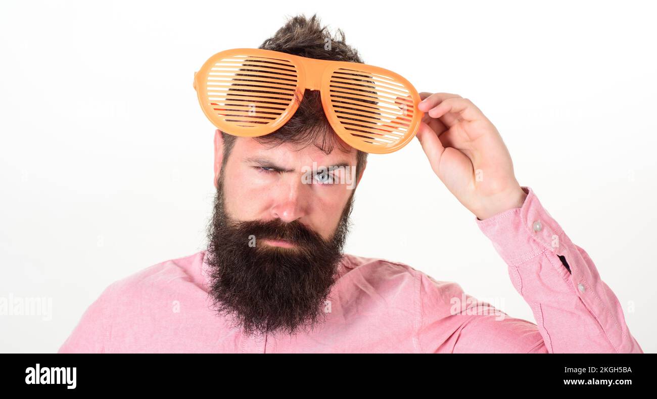 Taille basse lunettes de soleil à lunettes de soleil extrêmement grandes. Homme barbu gars porte des lunettes de soleil géantes à persiennes. Protection oculaire lunettes de soleil concept d'accessoire Banque D'Images