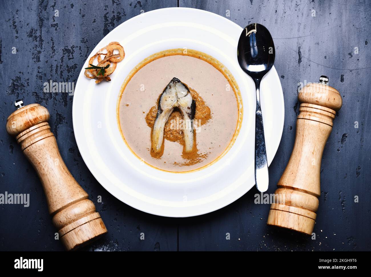 Soupe de poisson avec morceau de poisson et rondelles d'oignon Banque D'Images