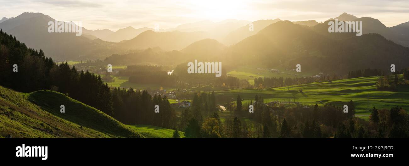 Belle campagne rurale de montagne dans la belle lumière du soleil. Oberstdorf, Allgau, Allemagne. Banque D'Images