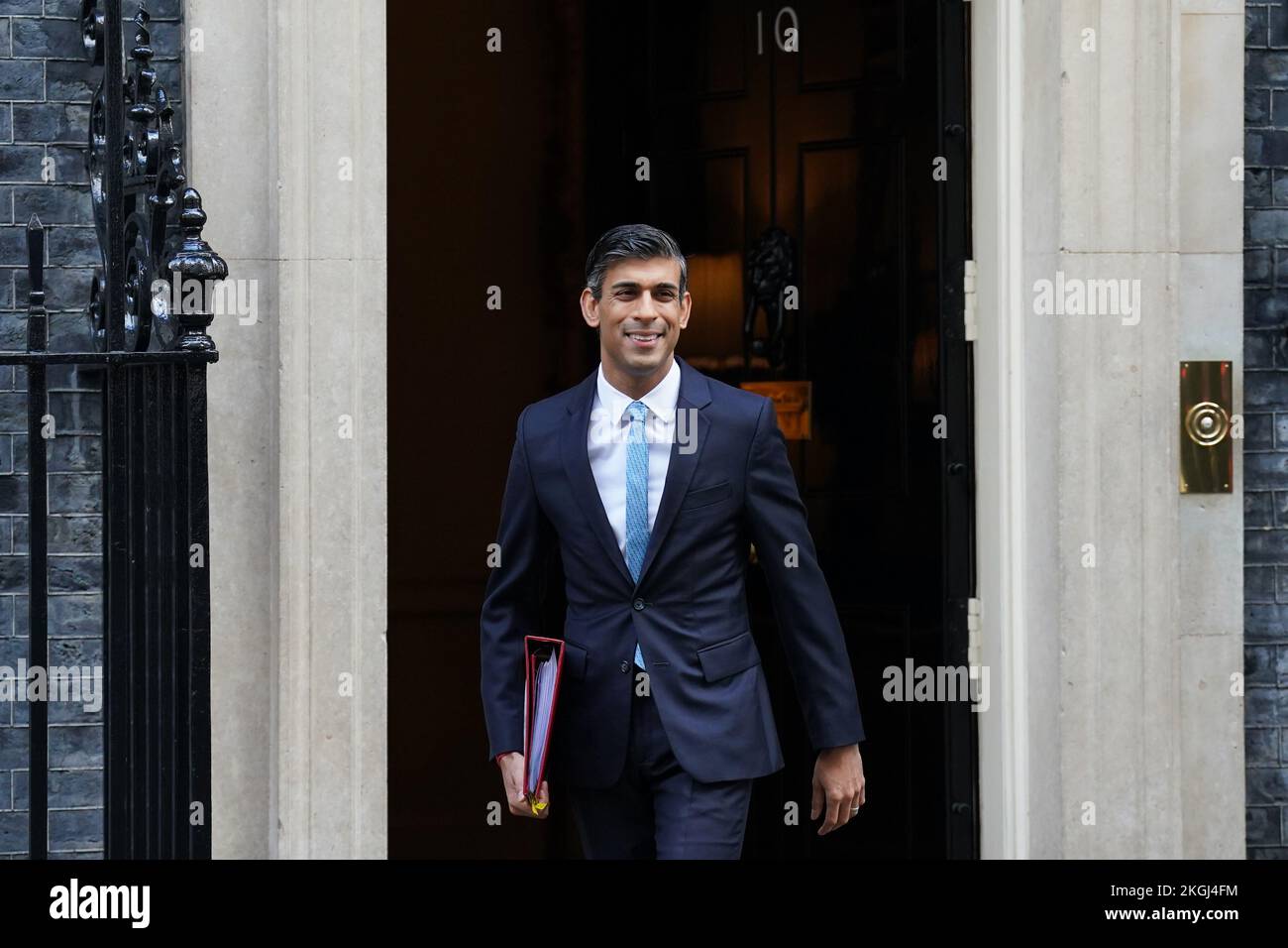 Le Premier ministre Rishi Sunak quitte le 10 Downing Street, Londres, pour assister aux questions du Premier ministre au Parlement. Date de la photo: Mercredi 23 novembre 2022. Banque D'Images
