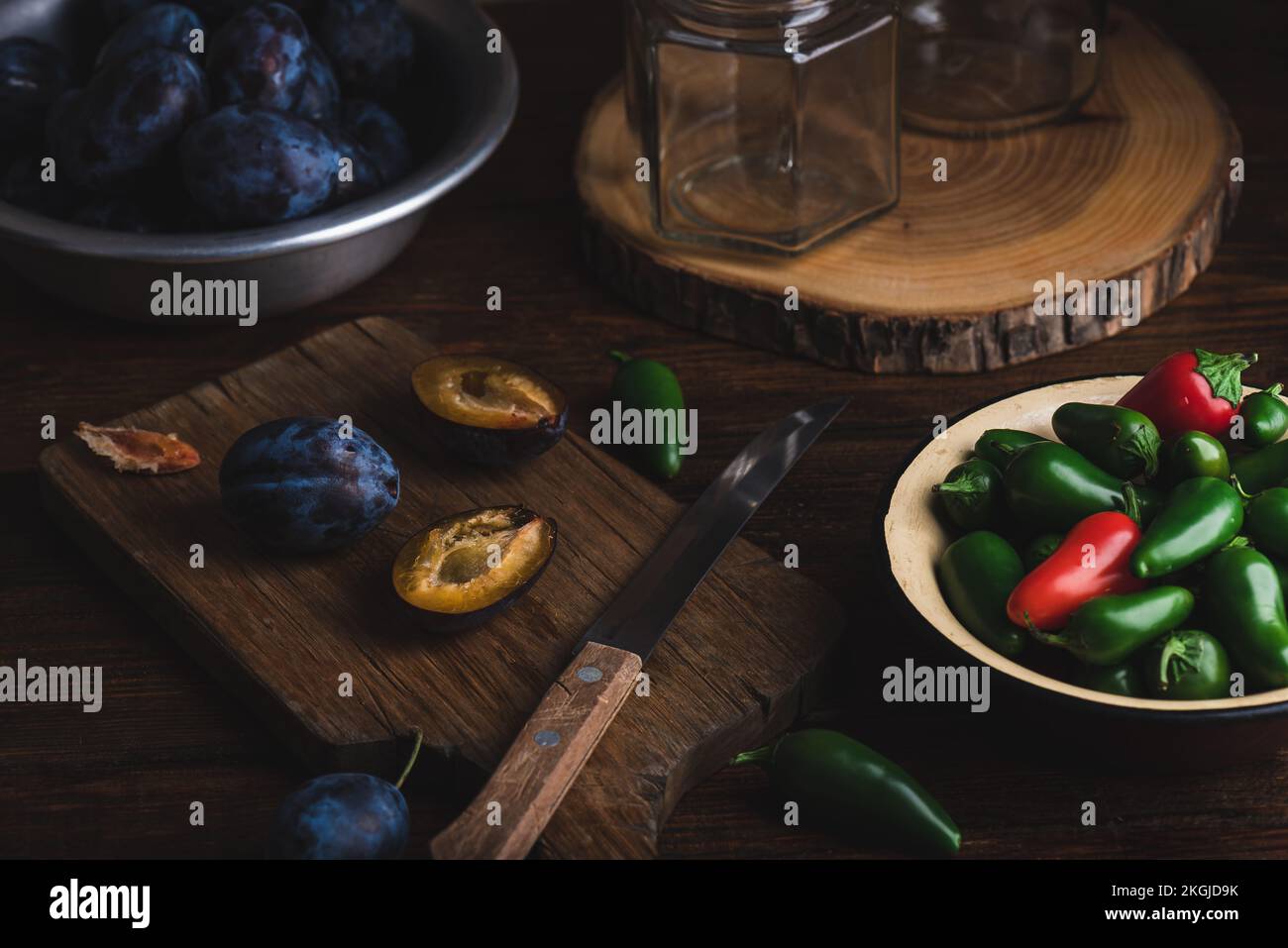 Cuisson de gelée chaude maison avec des poivrons de Plum et de Jalapeno Banque D'Images