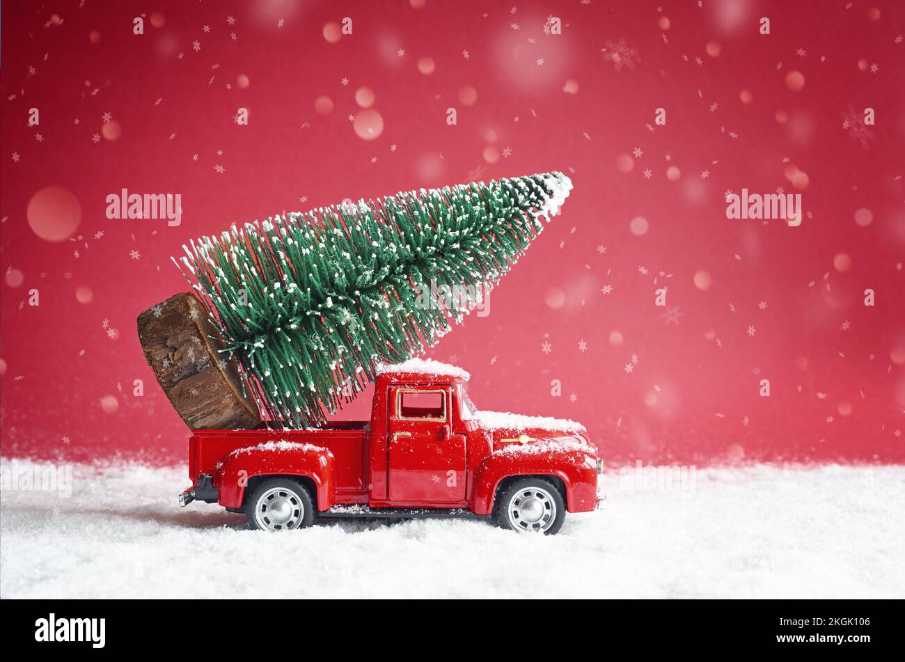 Arbre de Noël sur petite voiture. Célébration de Noël concept. Banque D'Images