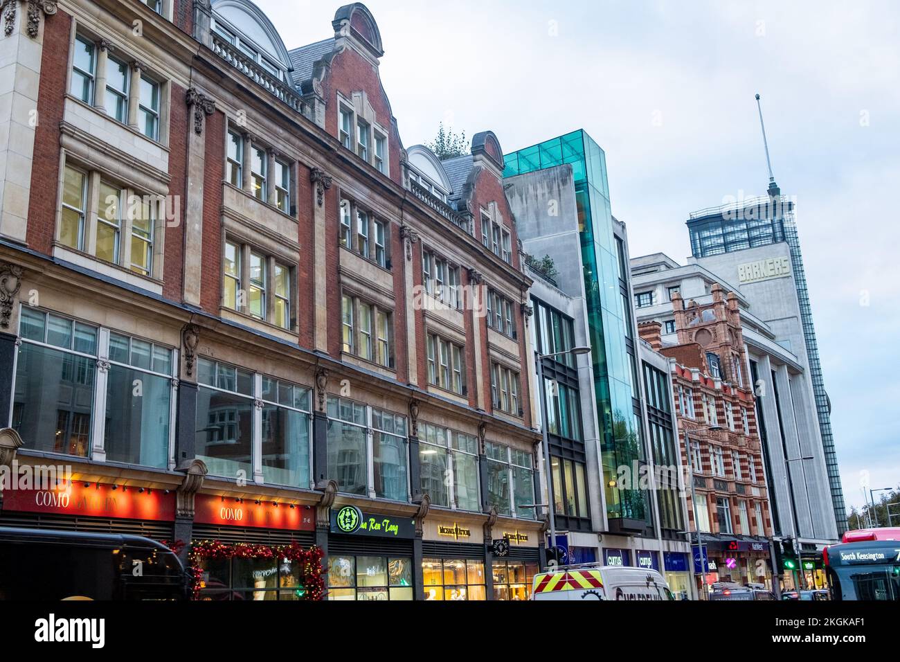 Londres - novembre 2022 : magasins et grands bâtiments de Kensington High Street. Une destination de shopping et de loisirs haut de gamme dans l'ouest de Londres W8 Banque D'Images