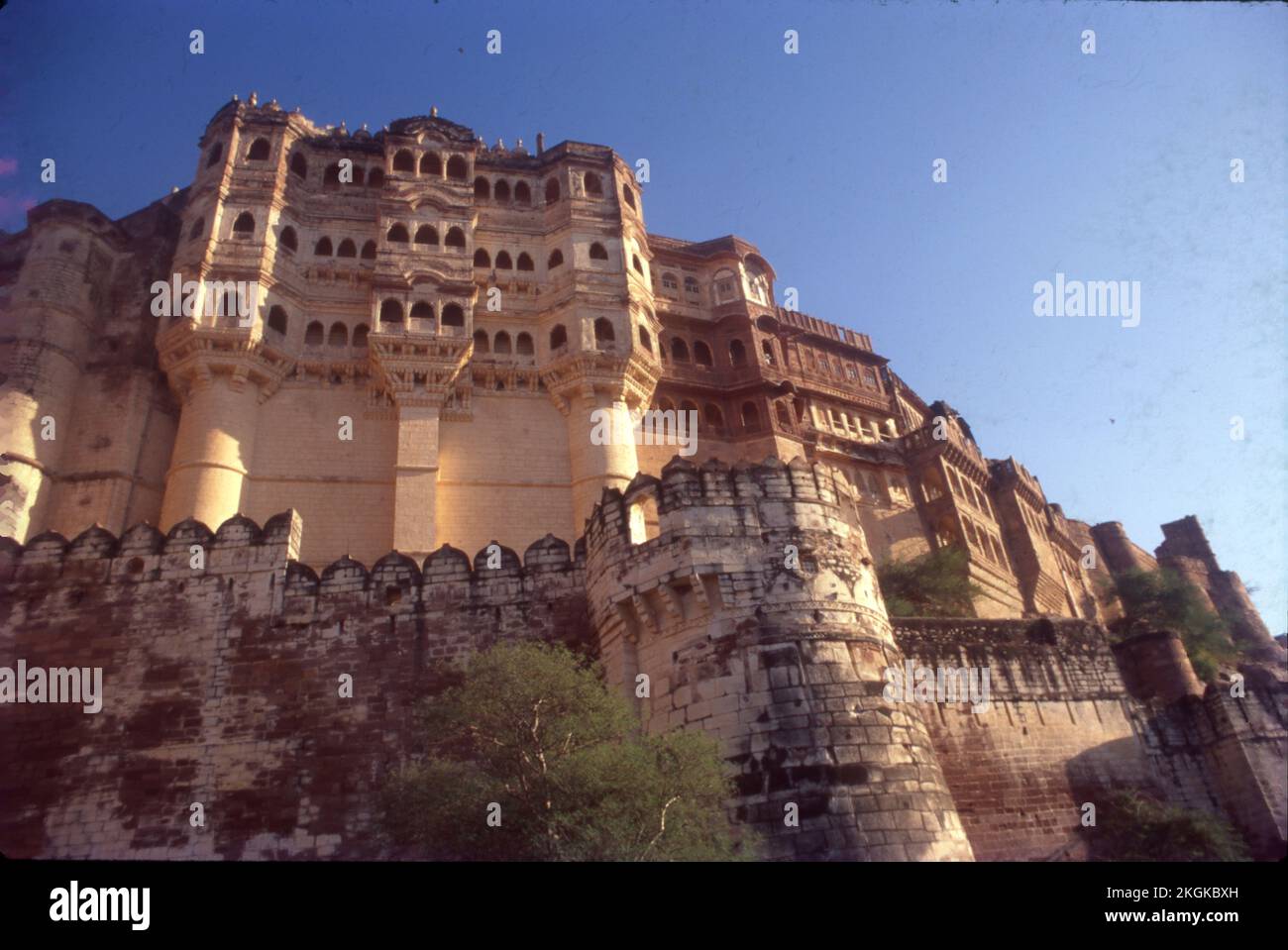 Le fort Mehrangarh couvre une superficie de 1 200 acres à Jodhpur, Rajasthan, Inde. Le complexe est situé sur une colline à environ 122 mètres au-dessus de la plaine environnante, et a été construit vers 1459 par Rajput dirigeant Rao Jodha, bien que la plupart de la structure existante soit du 17th siècle. Banque D'Images