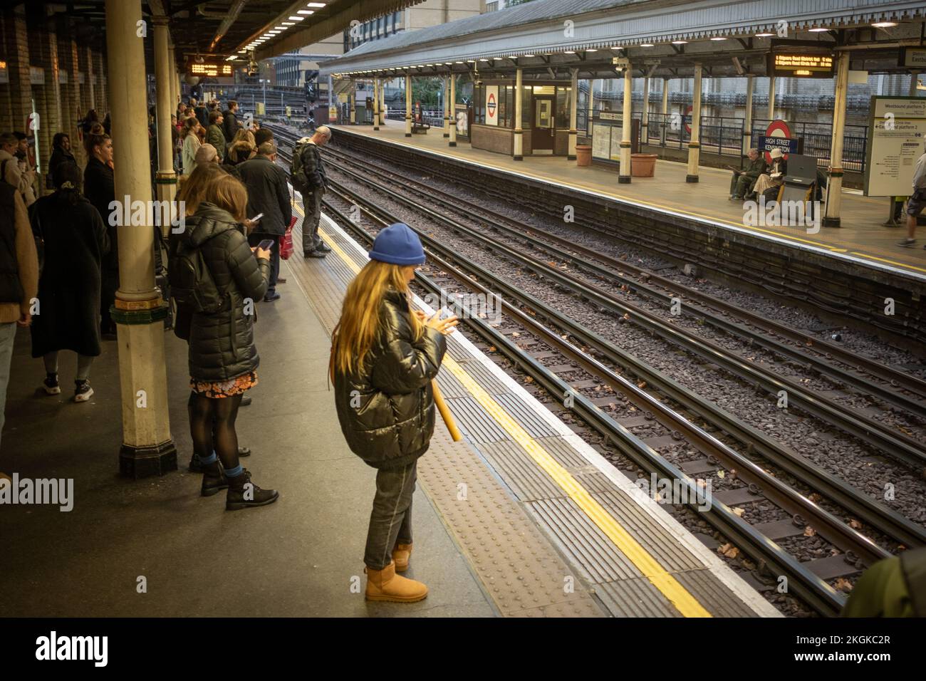 Londres - novembre 2022 : station de métro High Street Kensington London Banque D'Images