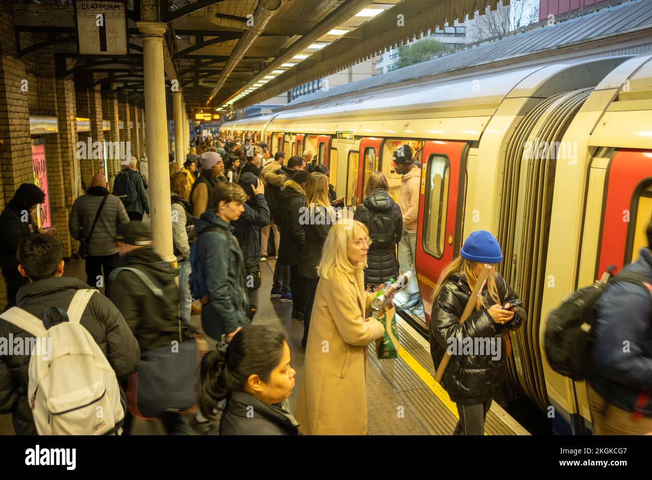 Londres - novembre 2022 : station de métro High Street Kensington London Banque D'Images