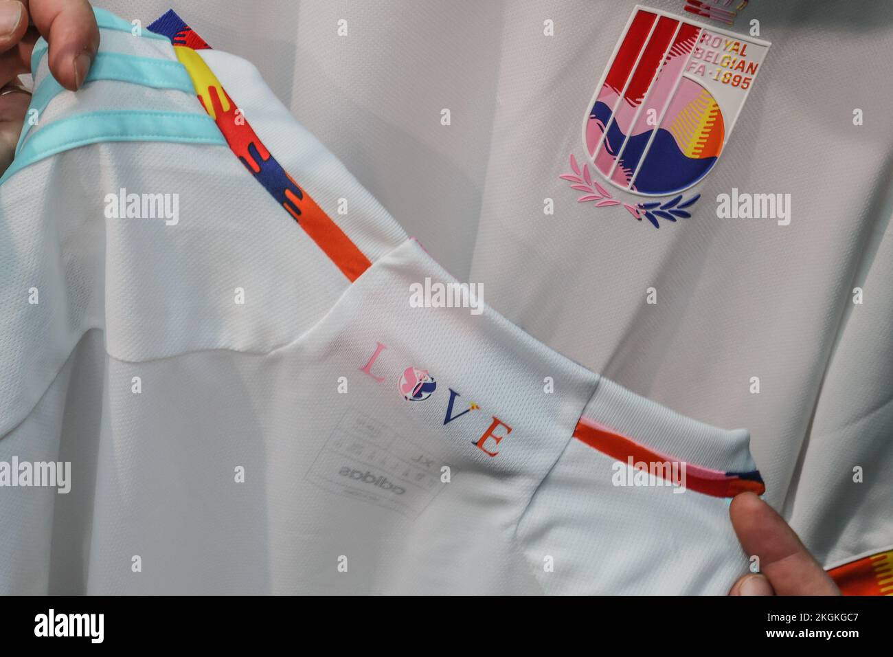 L'illustration montre la deuxième tenue de match du Diable rouge belge avec le logo Tommorrowland « LOVE » dans une boutique officielle de sport lors de la coupe du monde FIFA 2022 à Doha, État du Qatar, le mercredi 23 novembre 2022. BELGA PHOTO BRUNO FAHY Banque D'Images