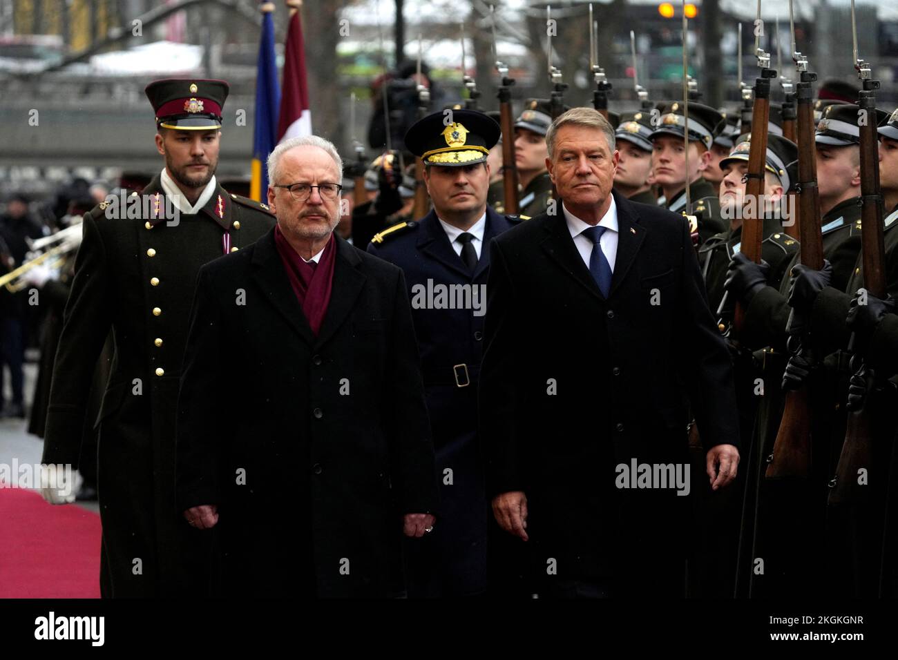 Le président letton Egils Levits et le président roumain Klaus Iohannis inspectent un garde d'honneur à Riga, en Lettonie, 23 novembre 2022. REUTERS/Ints Kalnins Banque D'Images