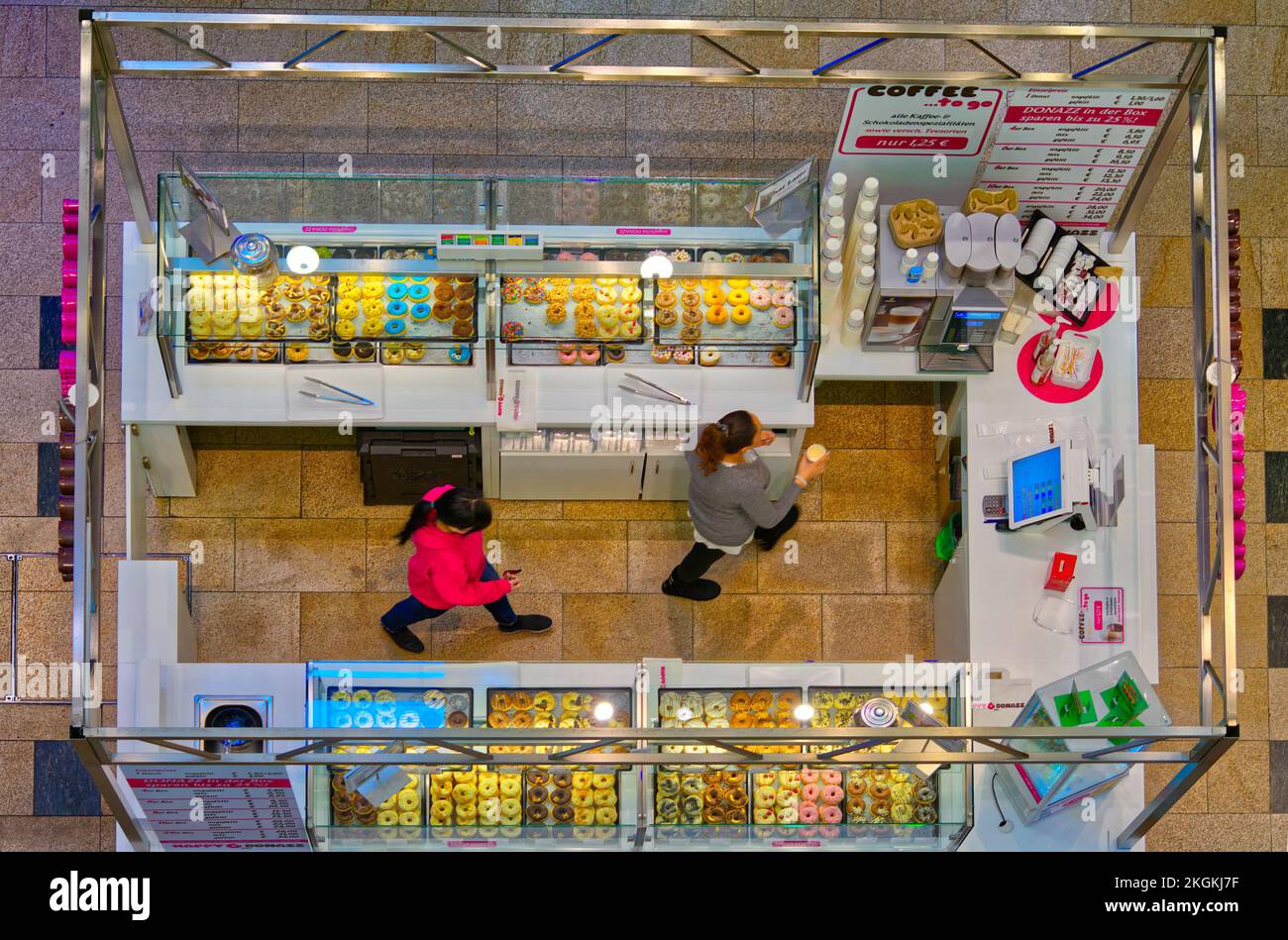 Braunschweig, Allemagne, 27 janvier 2018: Petit magasin vendant des beignets, du café et de la crème glacée dans un centre commercial, vue de l'ensemble du magasin avec le saleswome Banque D'Images