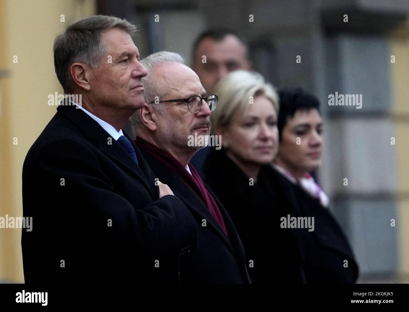 Le président letton, Egils Levits, et le président roumain, Klaus Iohannis, écoutent des hymnes nationaux à Riga, en Lettonie, en 23 novembre 2022. REUTERS/Ints Kalnins Banque D'Images