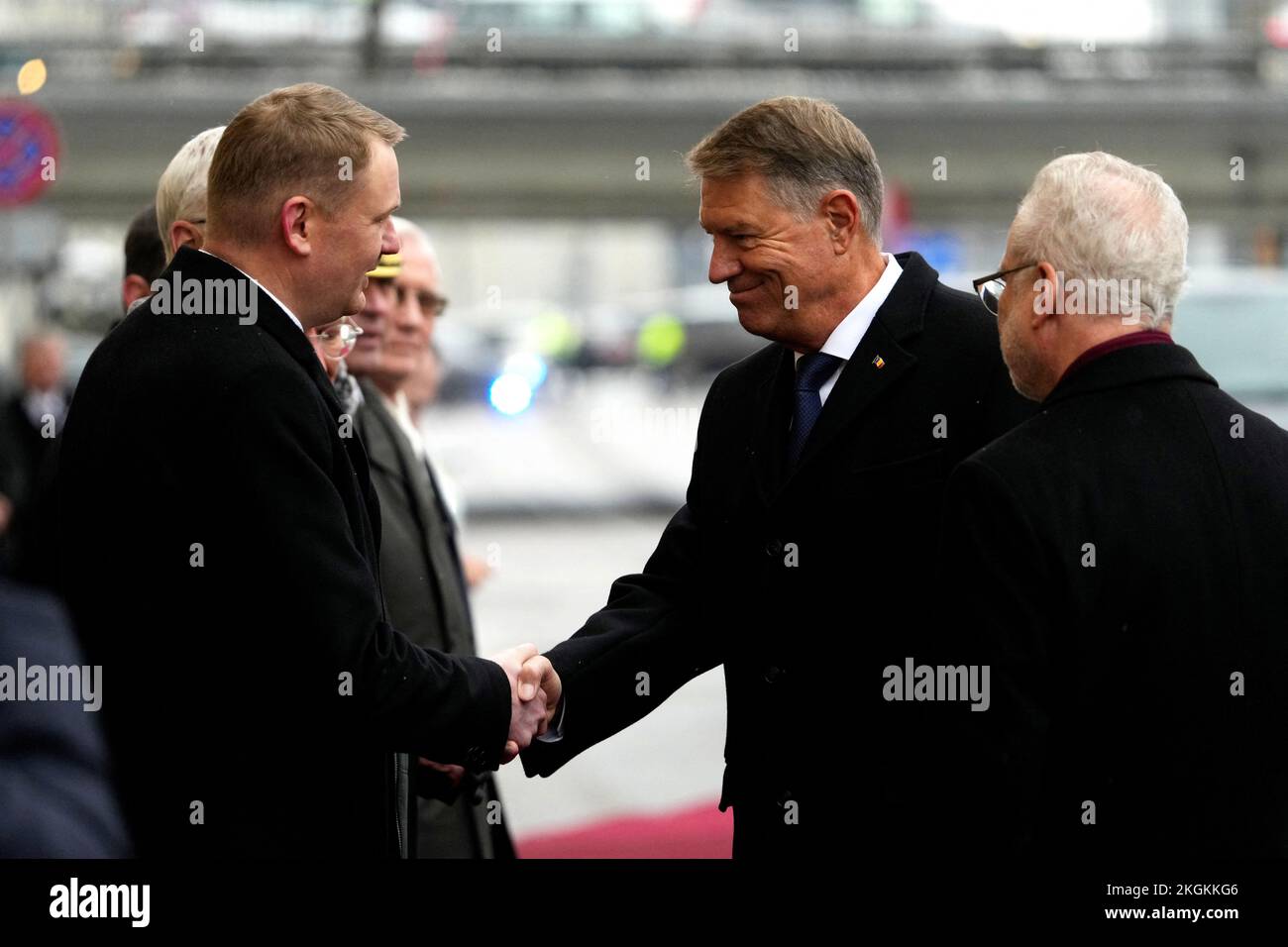 Le président roumain Klaus Iohannis serre la main avec le président letton du Parlement, Edvards Smiltens, à Riga, en Lettonie, 23 novembre 2022. REUTERS/Ints Kalnins Banque D'Images