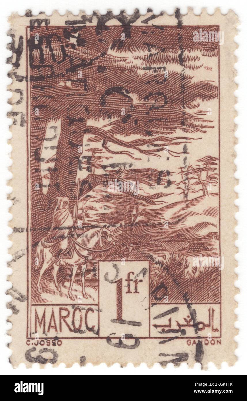 MAROC FRANÇAIS - 1939: Timbre-poste au chocolat de 1 franc représentant les Cèdres (Juniperus oxycedrus, vernaculairement appelé Cade, pate genévrier, genévrier piquant, cèdre piquant, Ou cèdre rouge), est une espèce de genévrier originaire de toute la région méditerranéenne, de l'Algérie et du Portugal, du nord au sud de la France, de l'est à l'ouest de l'Iran, et du sud au Liban et à Israël, poussant sur une variété de sites rocheux allant du niveau de la mer jusqu'à 1 600 mètres d'altitude. L'épithète oxycedrus signifie 'cèdre de la harpe' et cette espèce peut avoir été le cèdre ou le cedrus original des Grecs anciens Banque D'Images