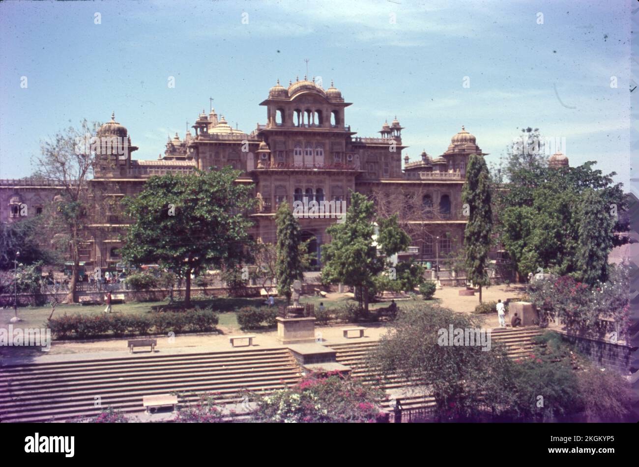 Mani Mandir maintenant Willingdon Sect Morbi, Gujrat debout comme un témoignage d'amour, Mani Mandir est un magnifique temple construit par Thakor Saheb Sir Waghji en mémoire de sa reine Maharani Mani Ben. C'est une structure palatiale construite avec des pierres de Jaipur et a été ornée avec des éléments finement sculptés - arches, crochets, jalis, chhatris et un shikhara. Le monument de la beauté a été partiellement détruit lors du tremblement de terre de 2001 mais a depuis été restauré et rénové. Banque D'Images