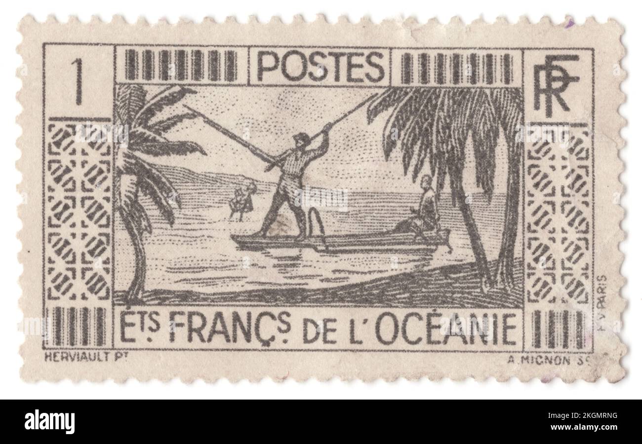 POLYNÉSIE FRANÇAISE - 1934 : timbre-poste gris-noir de 1 centimes représentant une pêche à la lance comme exemple de culture indigène et d'éléments de paysages naturels dans les territoires français d'outre-mer. Territoire français d'outre-mer, capitale — Papeete. En 1903, divers établissements français du Pacifique Sud ont été unis pour former une seule colonie. Les plus importants groupes insulaires sont les îles de la Société, les îles Marquises, le groupe Tuamotu et les îles Gambier, Austral et Rapa. Tahiti, le plus grand groupe de la Société, se classe en première importance Banque D'Images