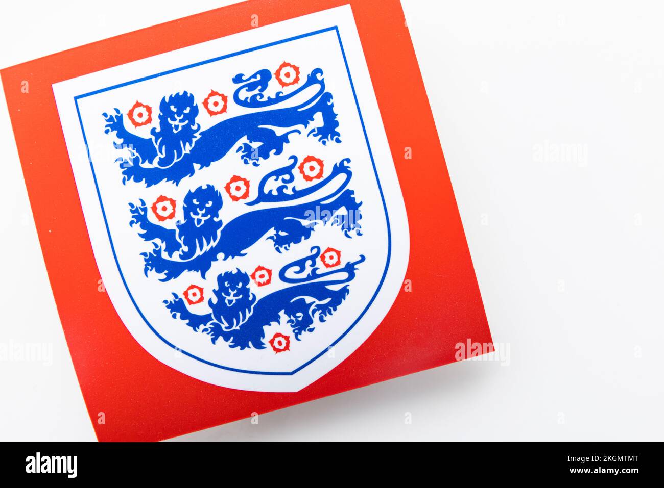 LONDRES, Royaume-Uni - décembre 2022 : logo de football de l'Angleterre emblème national de trois lions Banque D'Images