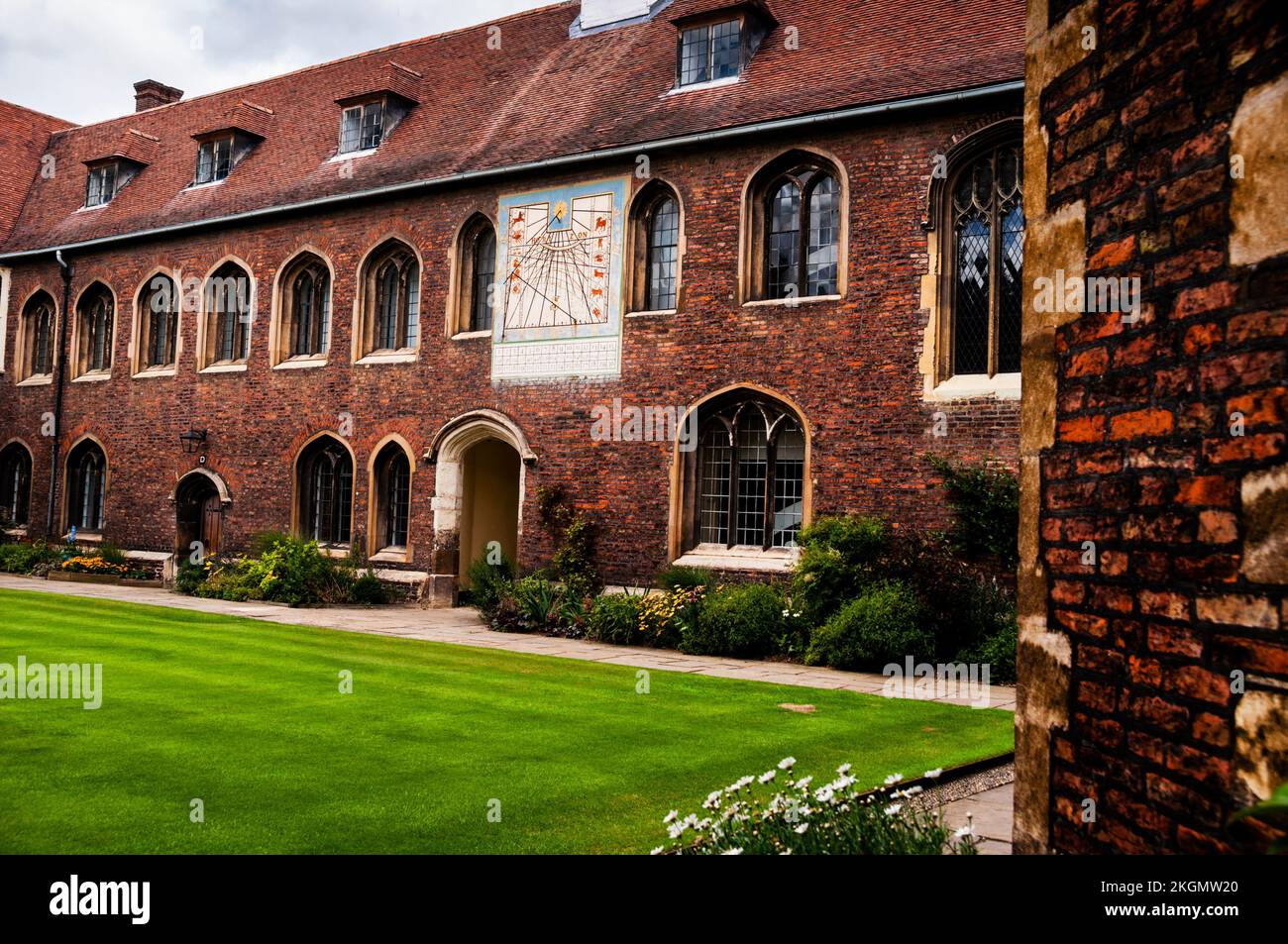 Moondial dans Old court à Queens College Cambridge University, Cambridge, Angleterre. Banque D'Images