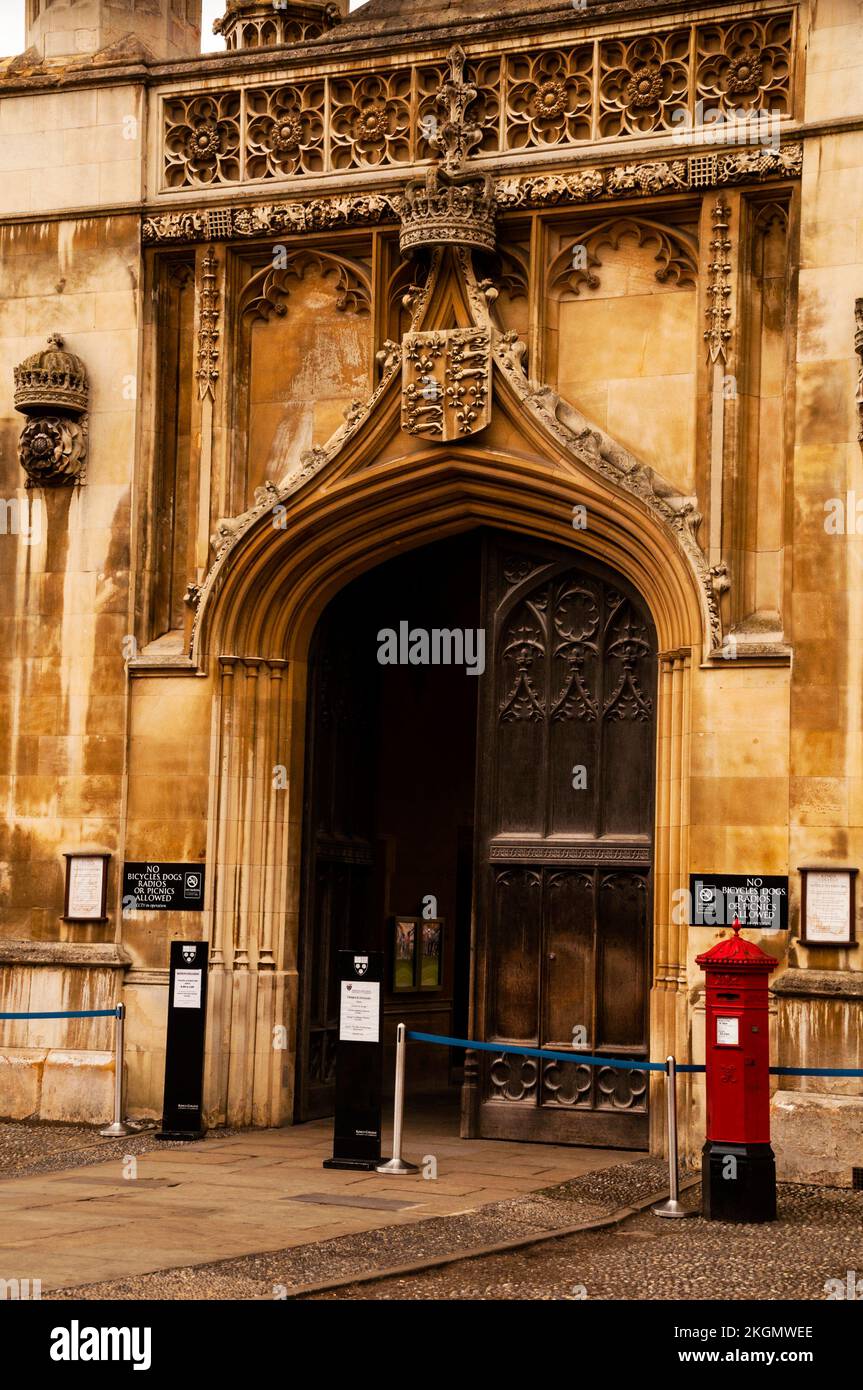 Porte d'entrée gothique du King's College, Cambridge, Angleterre. Banque D'Images