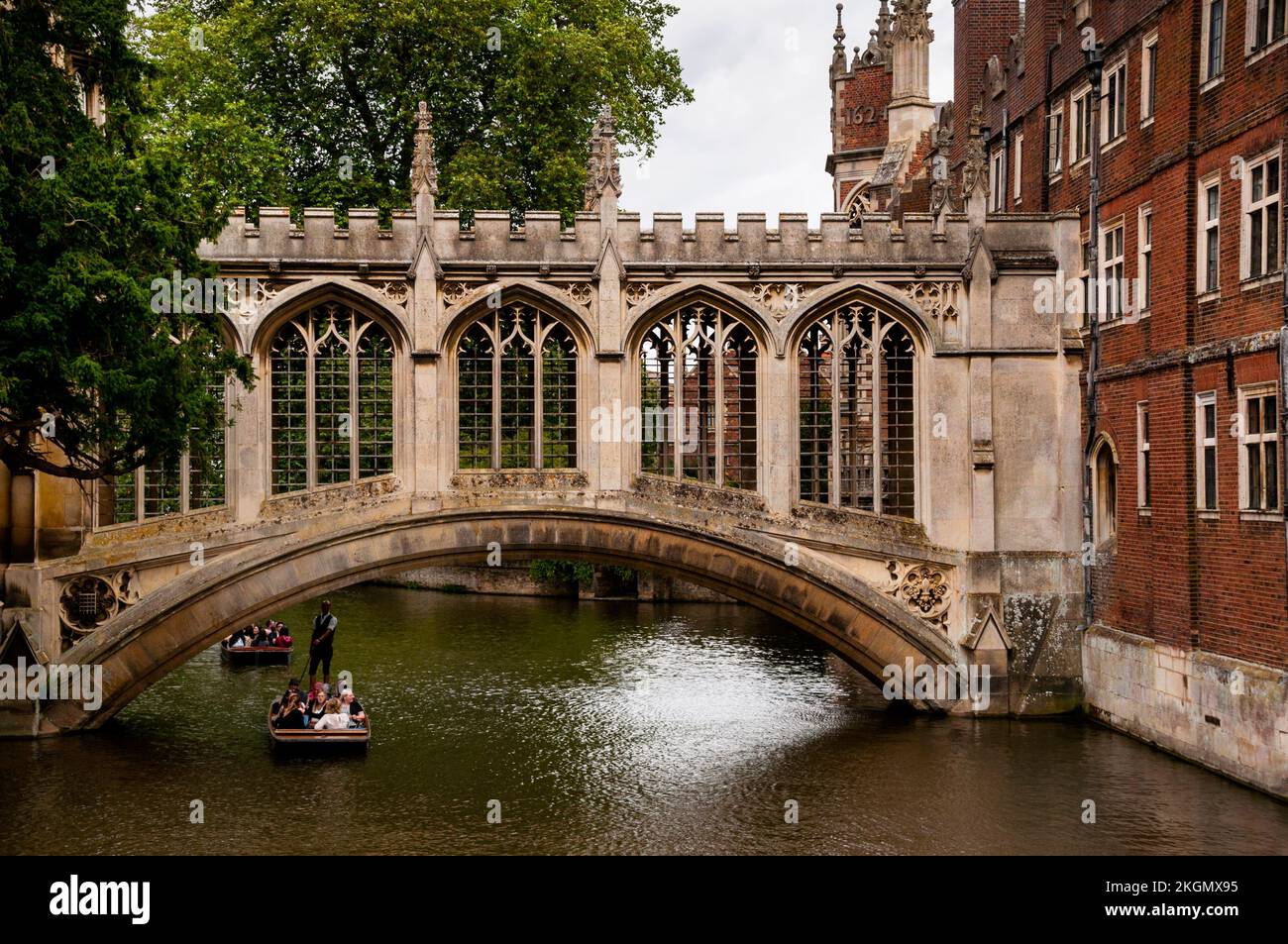 Punting à Cambridge, en Angleterre sous la catégorie I classé arcade de pierre Pont des Soupirs construit en 1831. Banque D'Images