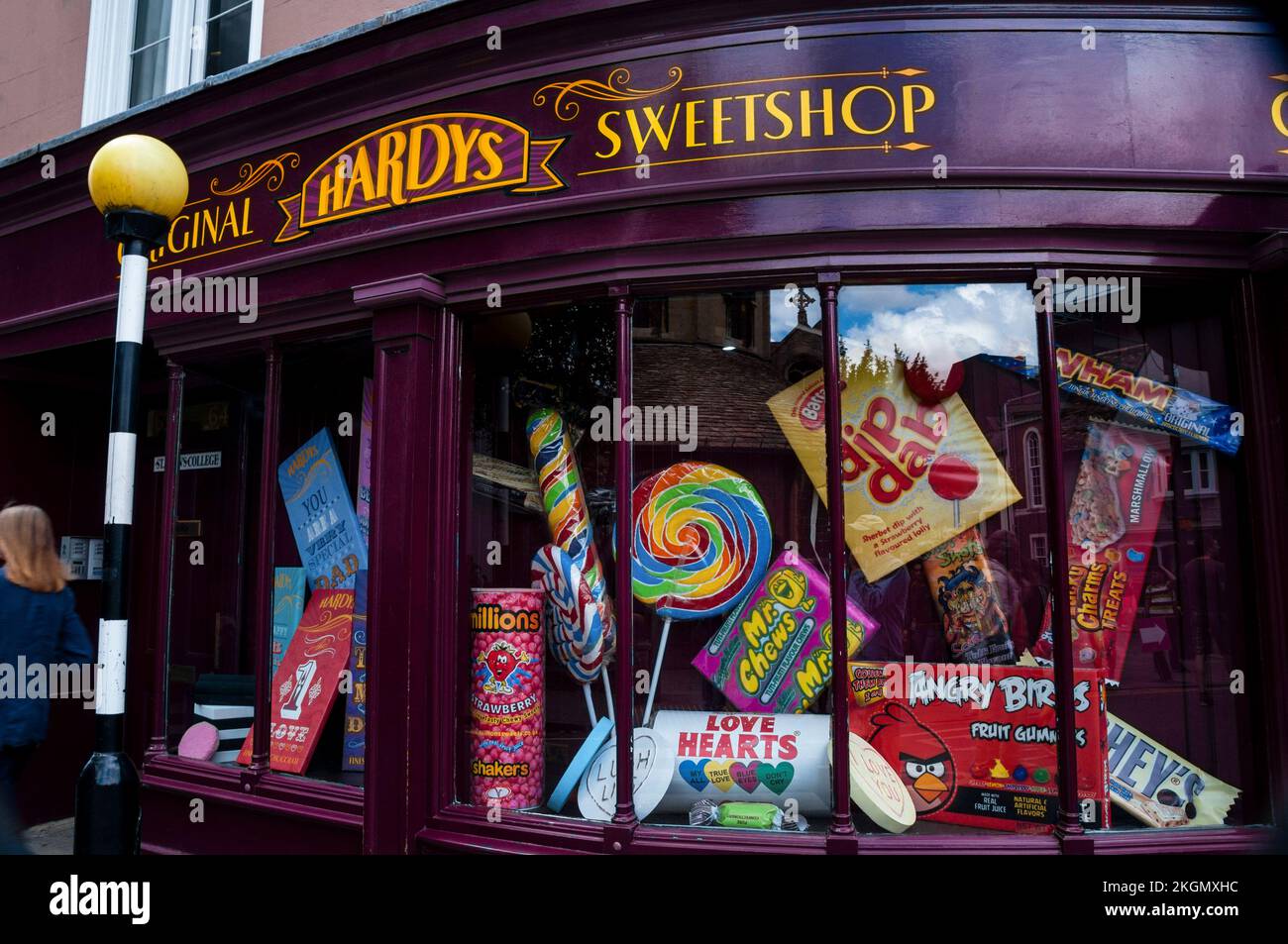 La nostalgie règne avec d'énormes sucettes au Hardys Sweetshop de Cambridge, en Angleterre. Banque D'Images