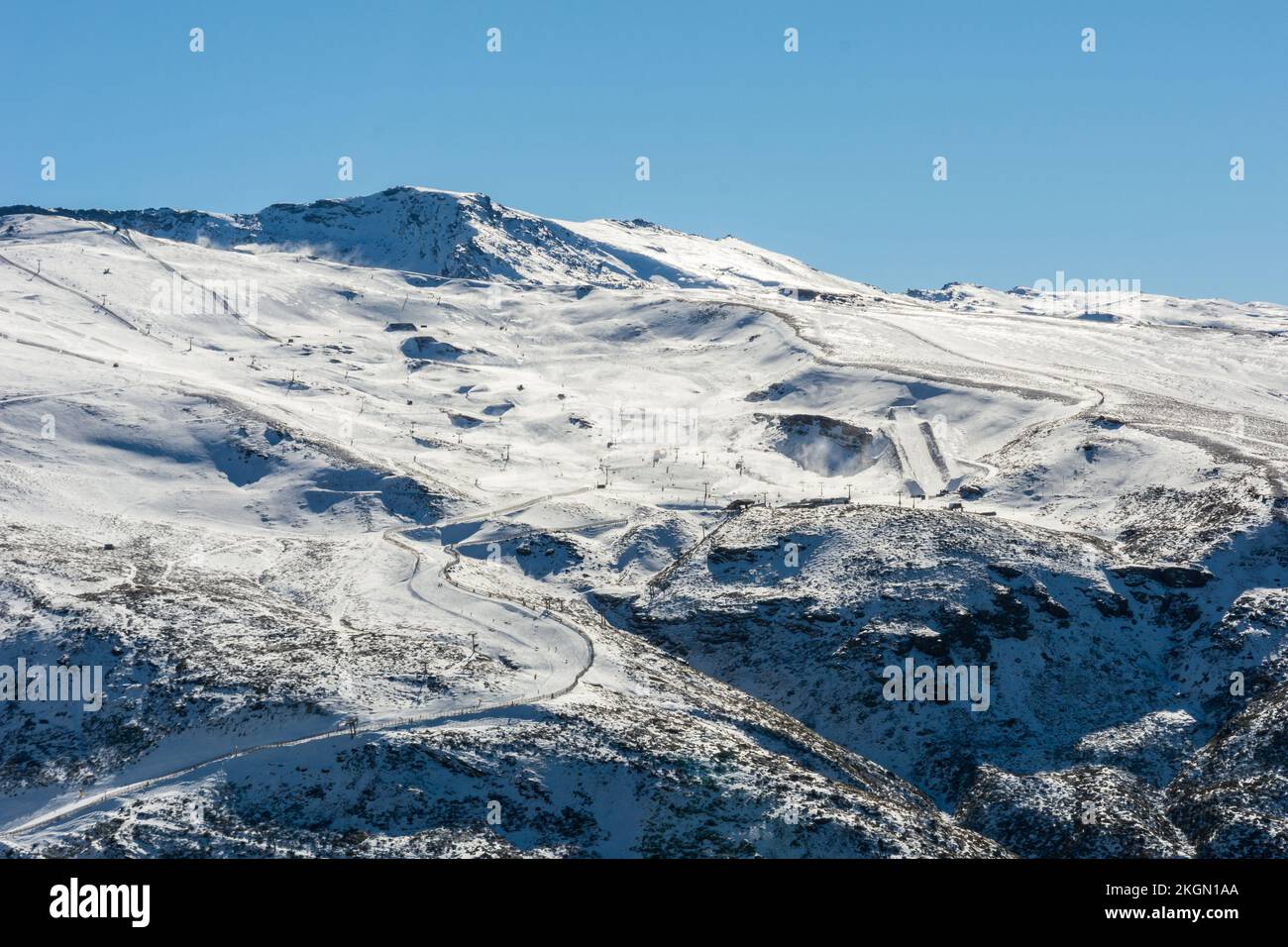 vue panoramique sur la station de ski de la sierra nevada, skieurs le long des pistes Banque D'Images