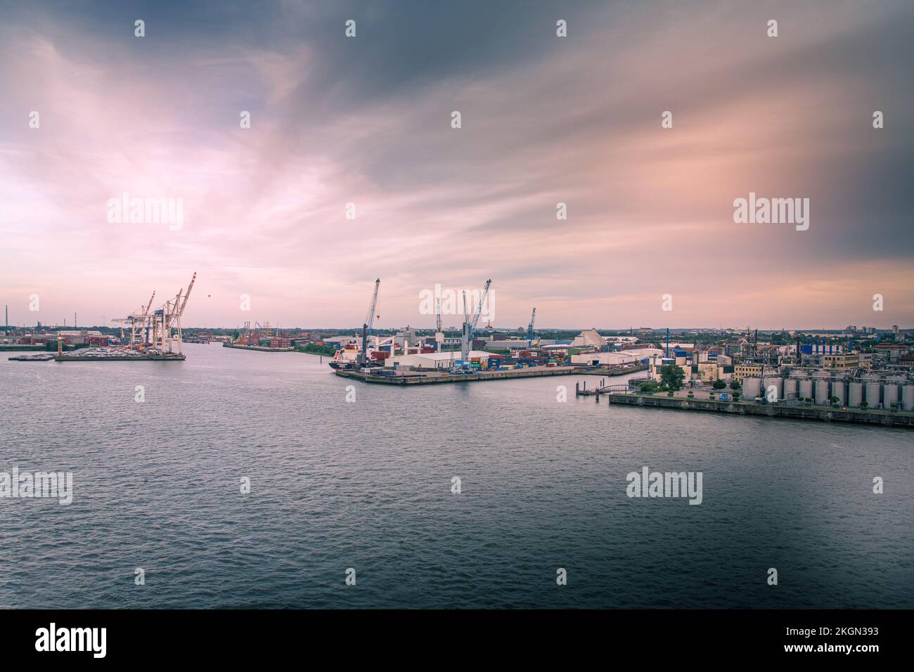 Port de Hambourg au crépuscule Banque D'Images