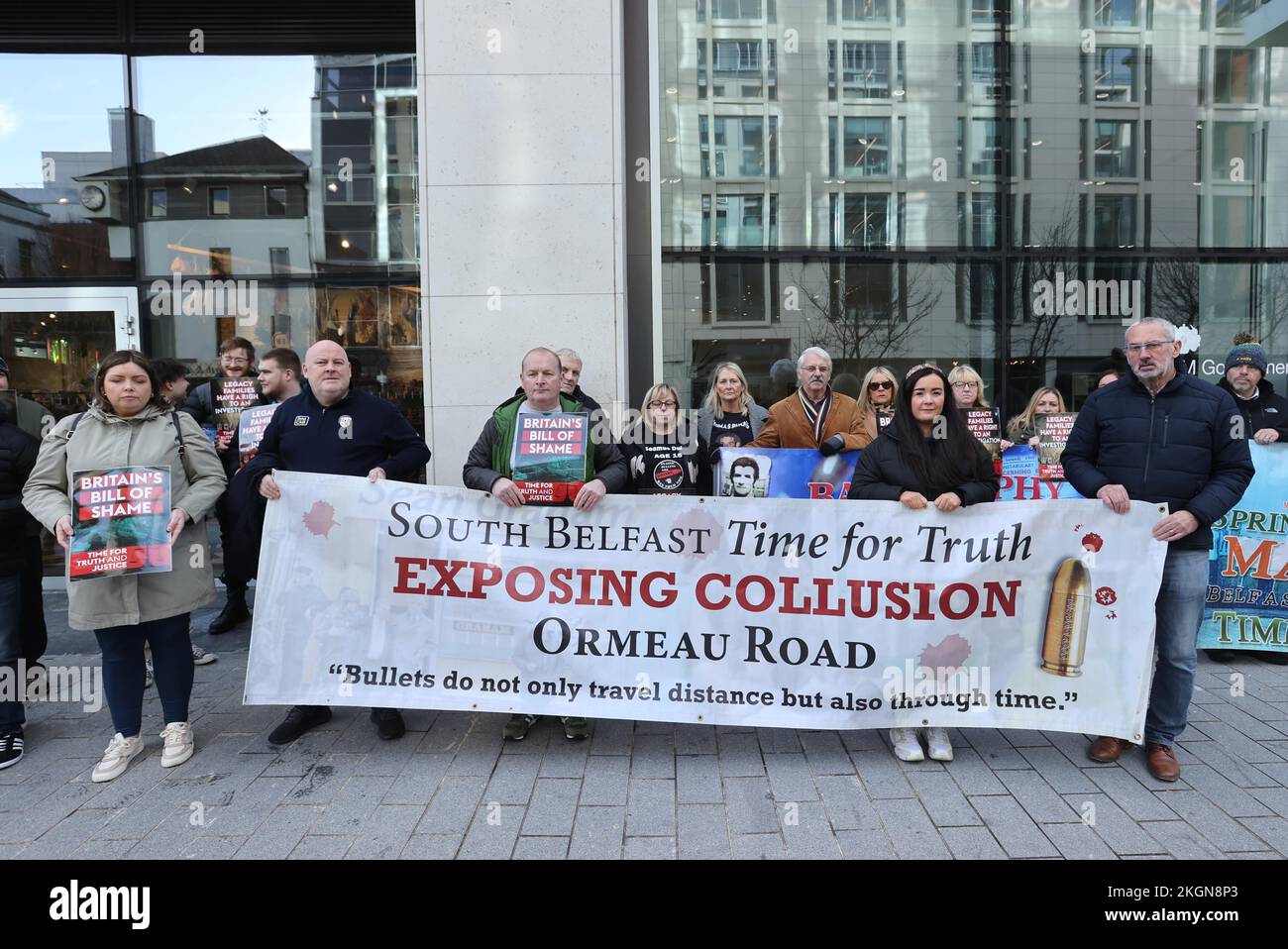 Les supporters participent au rassemblement Stand Against Bill of honte en Grande-Bretagne, à l'extérieur du centre gouvernemental britannique du Bureau de l'Irlande du Nord, à Erskine House à Belfast. Date de la photo: Mercredi 23 novembre 2022. Banque D'Images