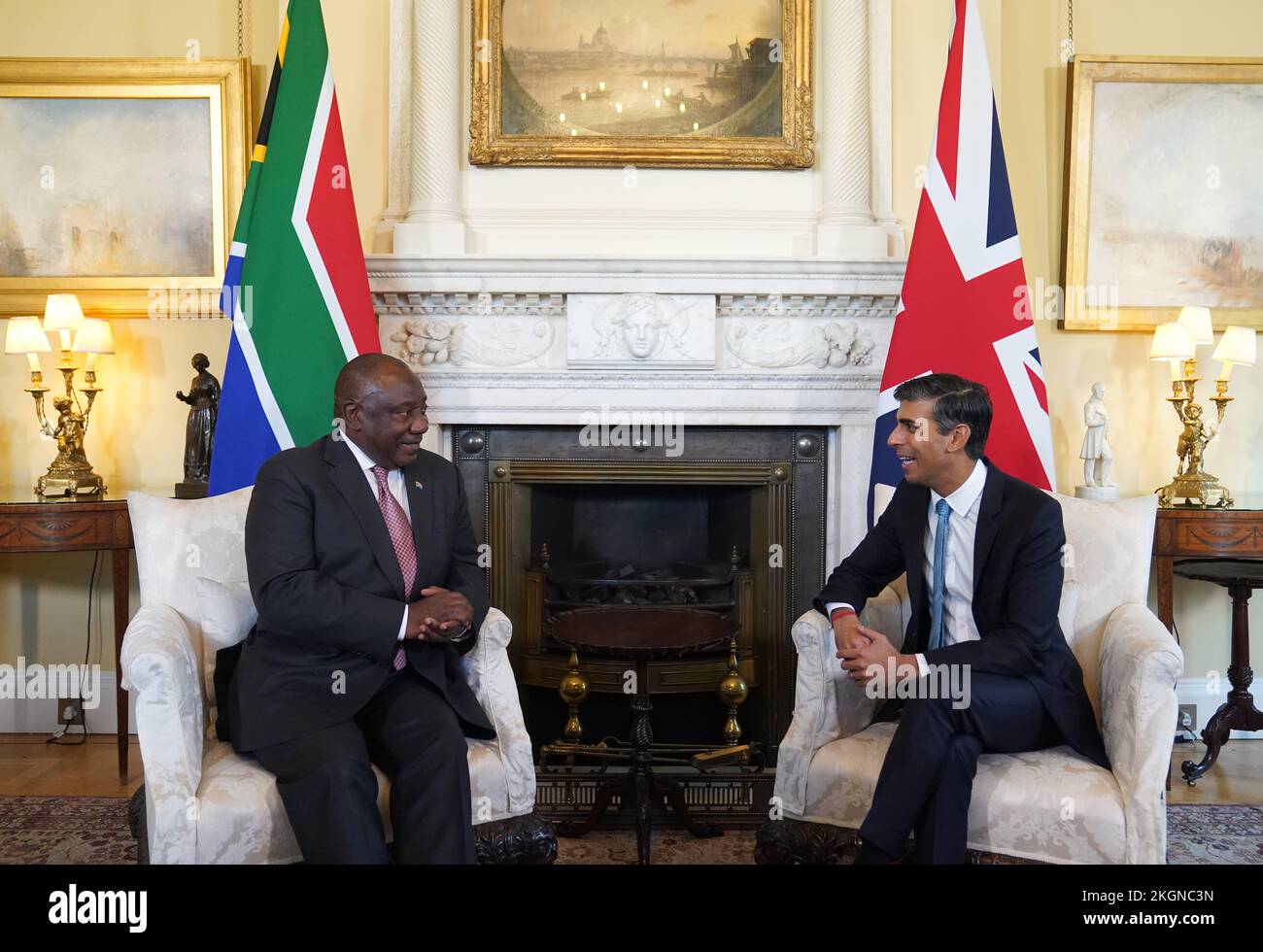 Le Premier ministre Rishi Sunak souhaite la bienvenue au président de l'Afrique du Sud, Cyril Ramaphosa, au 10 Downing Street, à Londres, avant une réunion bilatérale au cours de sa visite d'État au Royaume-Uni. Date de la photo: Mercredi 23 novembre 2022. Banque D'Images