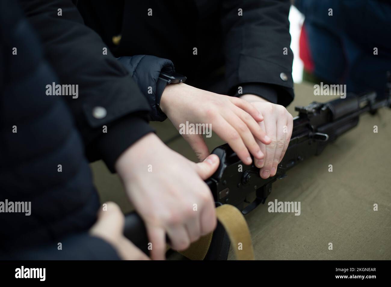 Entraînement de tir. Démantèlement des armes d'entraînement. Formation de volontaires en Russie. Assemblage des armes à feu. Détails de la formation. Banque D'Images