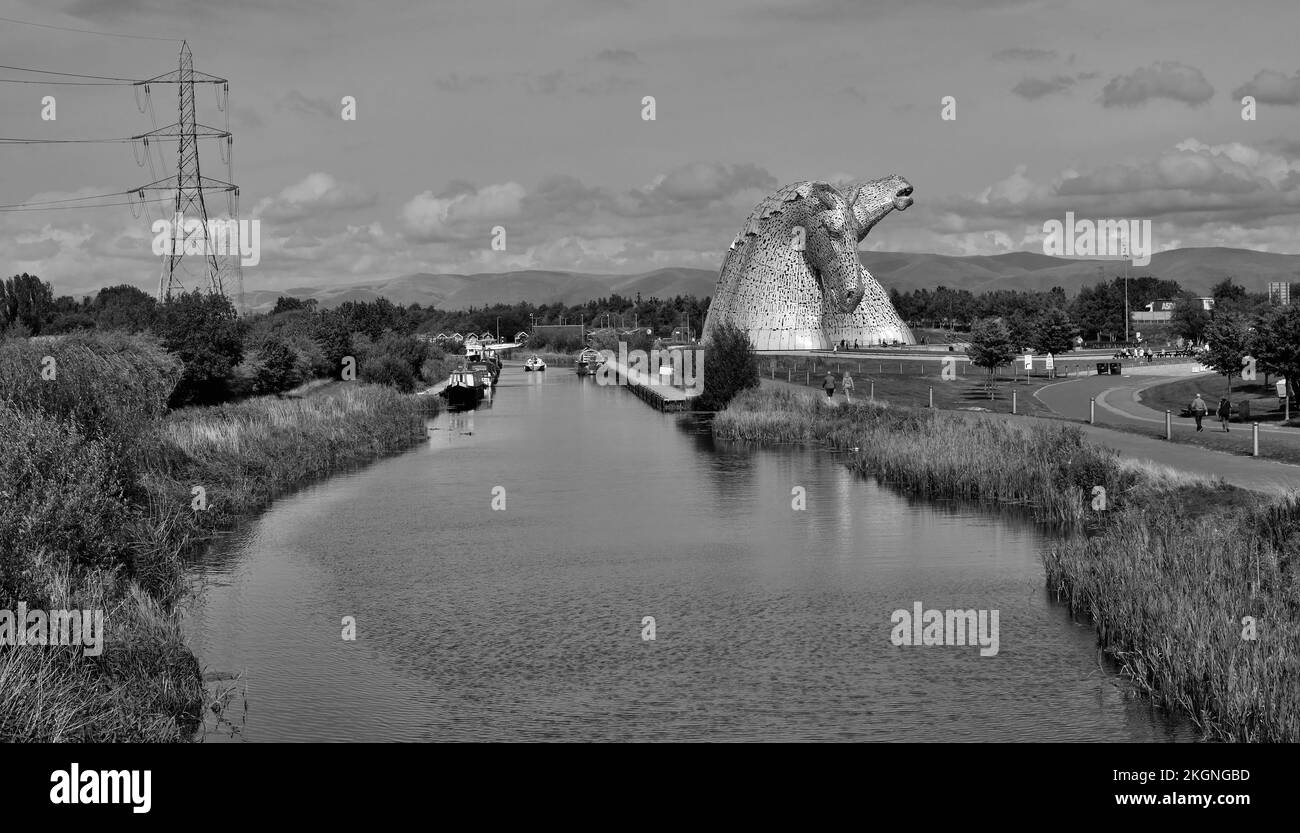 Le canal Forth et Clyde et les Kelpies au parc Helix Country Park, Falkirk, Écosse. Banque D'Images