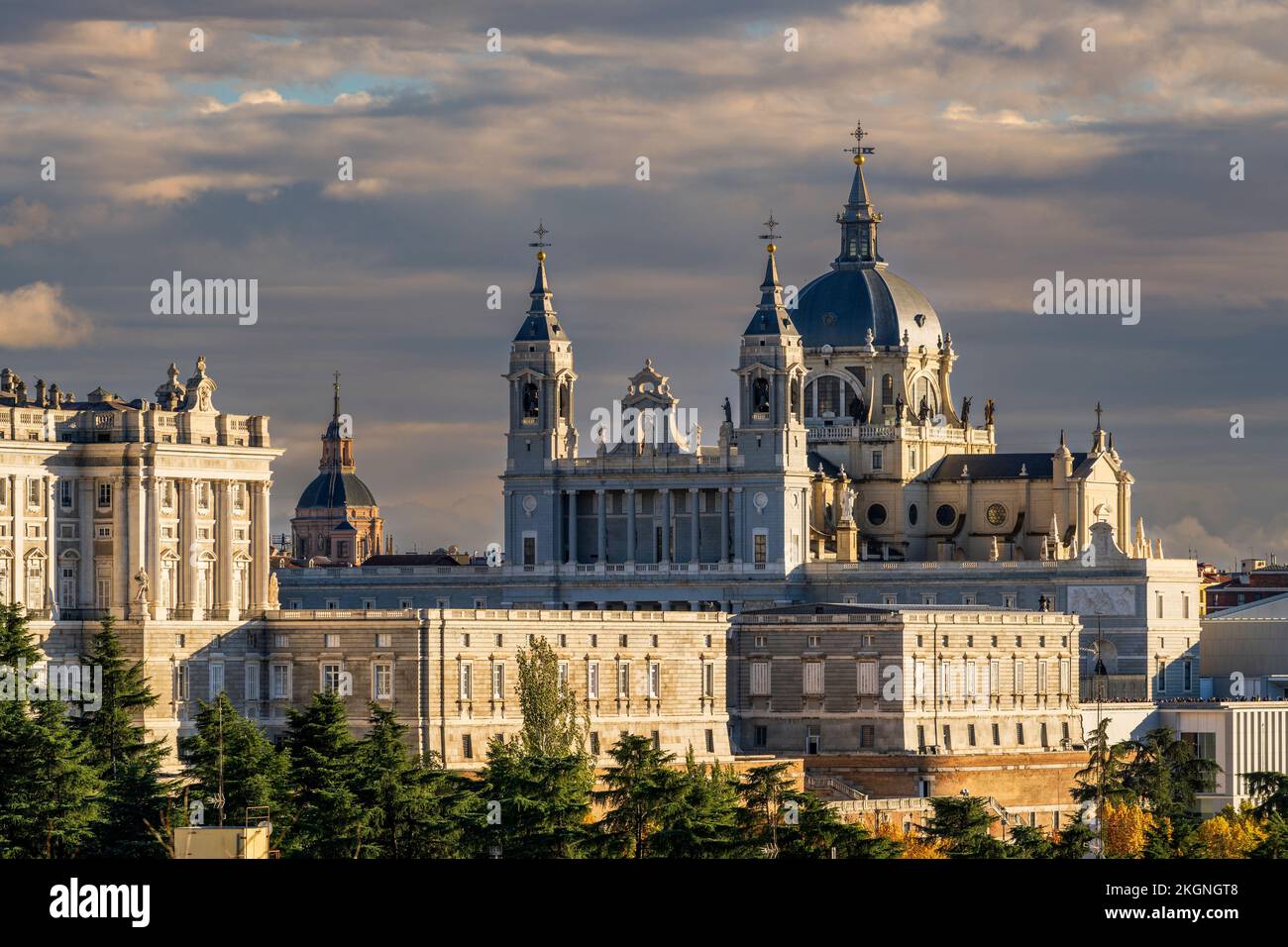 Vue sur la cathédrale d'Almudena et le Palais Royal, Madrid, Espagne Banque D'Images