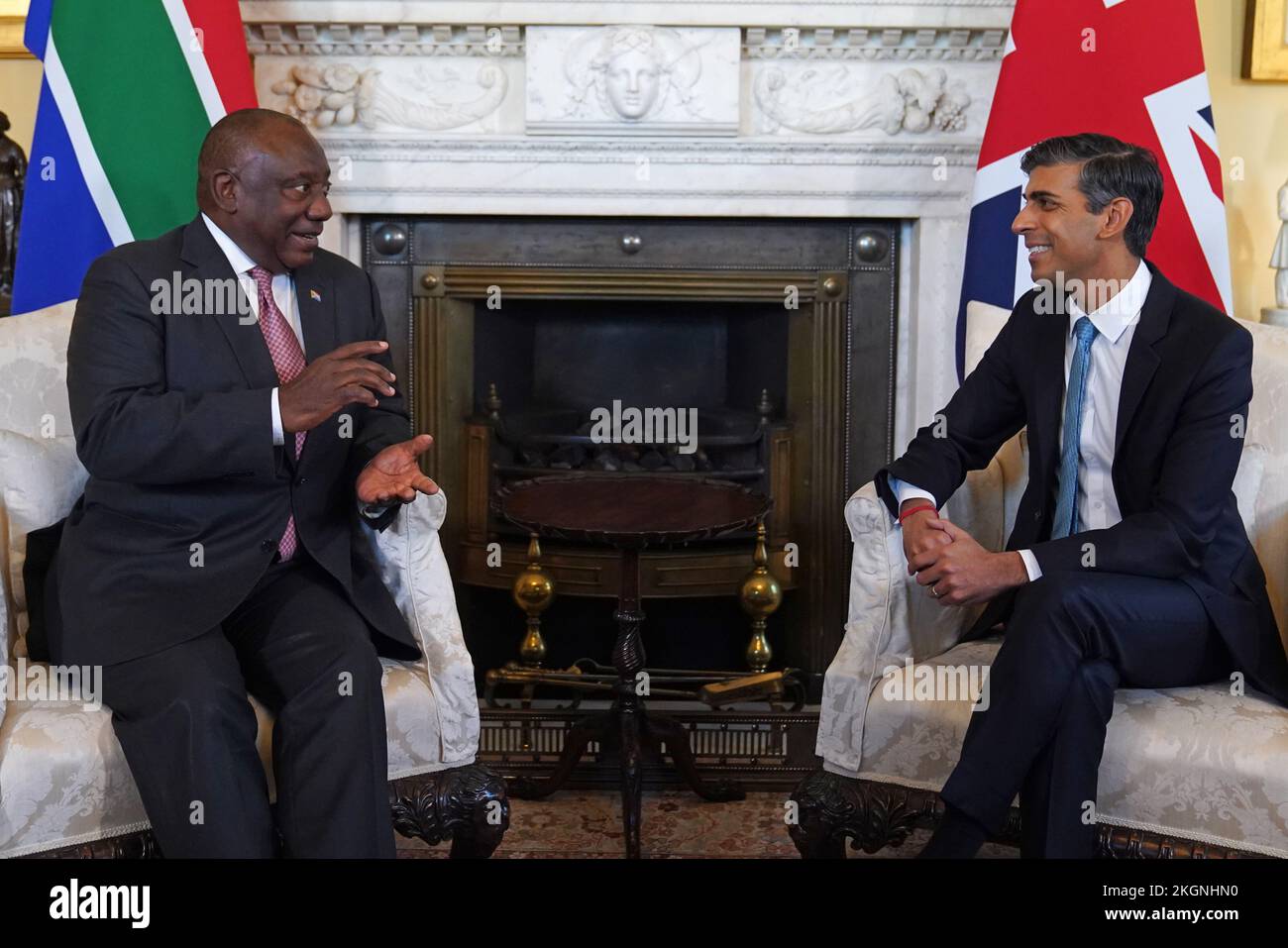 Le Premier ministre Rishi Sunak souhaite la bienvenue au président de l'Afrique du Sud, Cyril Ramaphosa, au 10 Downing Street, à Londres, avant une réunion bilatérale au cours de sa visite d'État au Royaume-Uni. Date de la photo: Mercredi 23 novembre 2022. Banque D'Images