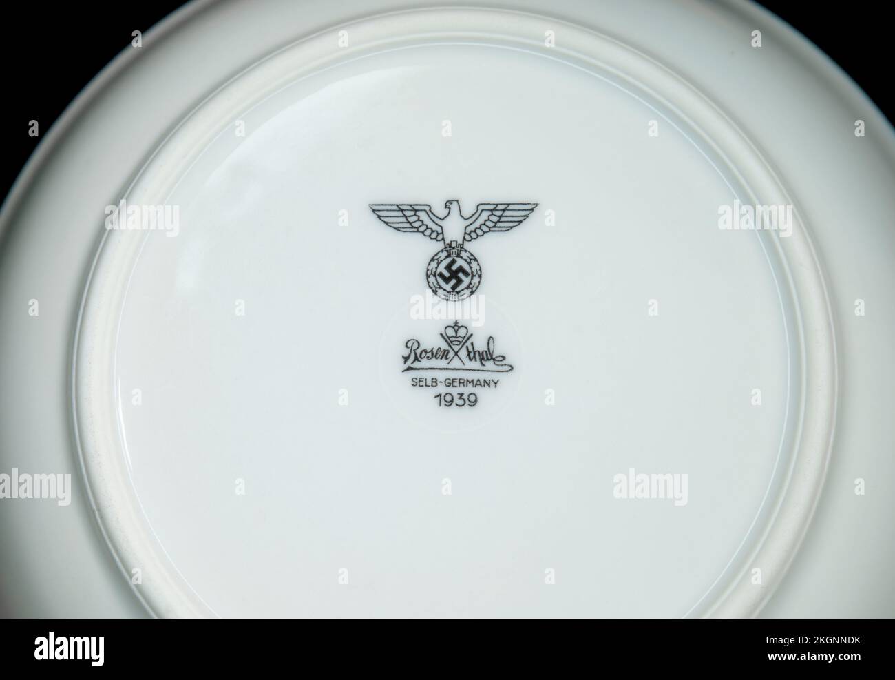 Plaque de chine blanche avec aigle impérial allemand et svastika au-dessus de la marque de fabrique. Marque Rosenthal 1939 Banque D'Images