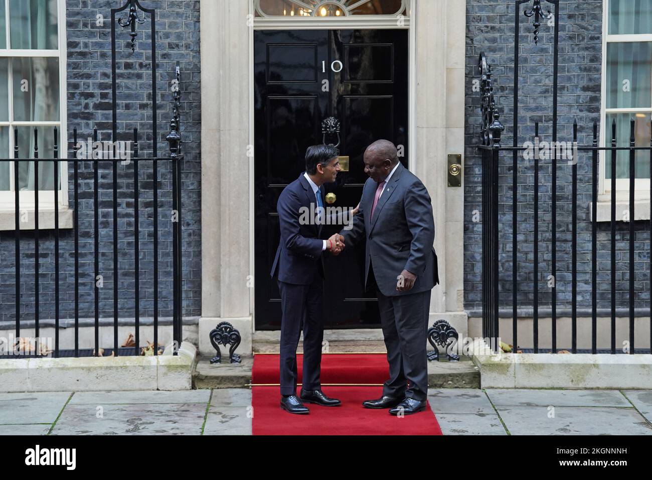 Le Premier ministre Rishi Sunak accueille le président de l'Afrique du Sud, Cyril Ramaphosa, à l'extérieur du 10 Downing Street, à Londres, avant une réunion bilatérale lors de sa visite d'État au Royaume-Uni. Date de la photo: Mercredi 23 novembre 2022. Banque D'Images
