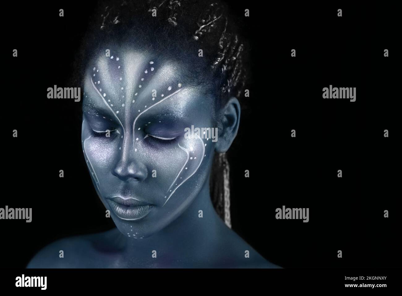 Art photo de femme Africal avec peintures ethniques tribal style dans Avatar Banque D'Images