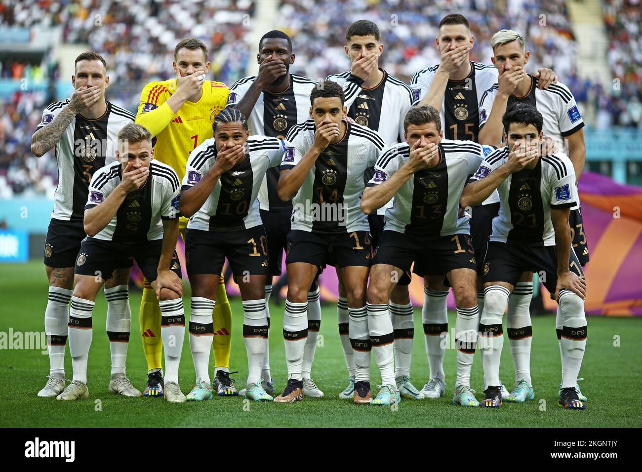 Al Rayyan, Qatar. 23rd novembre 2022 ; Stade international de Khalifa, Al Rayyan, Qatar ; coupe du monde de football de la FIFA, Allemagne contre Japon ; Allemagne commençant onze poses pour une photo d'équipe tout en se portant sur la bouche Credit: Action plus Sports Images/Alamy Live News Credit: Action plus Sports Images/Alamy Live News Banque D'Images