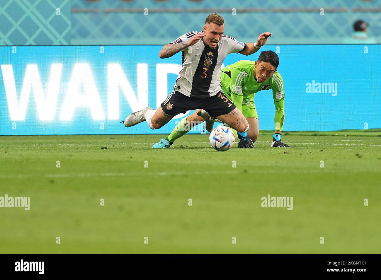 Al Rayyan, Qatar. 23rd novembre 2022 ; Stade international de Khalifa, Al Rayyan, Qatar ; coupe du monde de football de la FIFA, Allemagne contre Japon ; David Raum est fouillé par Shuichi Gonda, du Japon, pour un coup de pied de pénalité crédit : action plus Sports Images/Alay Live News crédit : action plus Sports Images/Alay Live News Banque D'Images