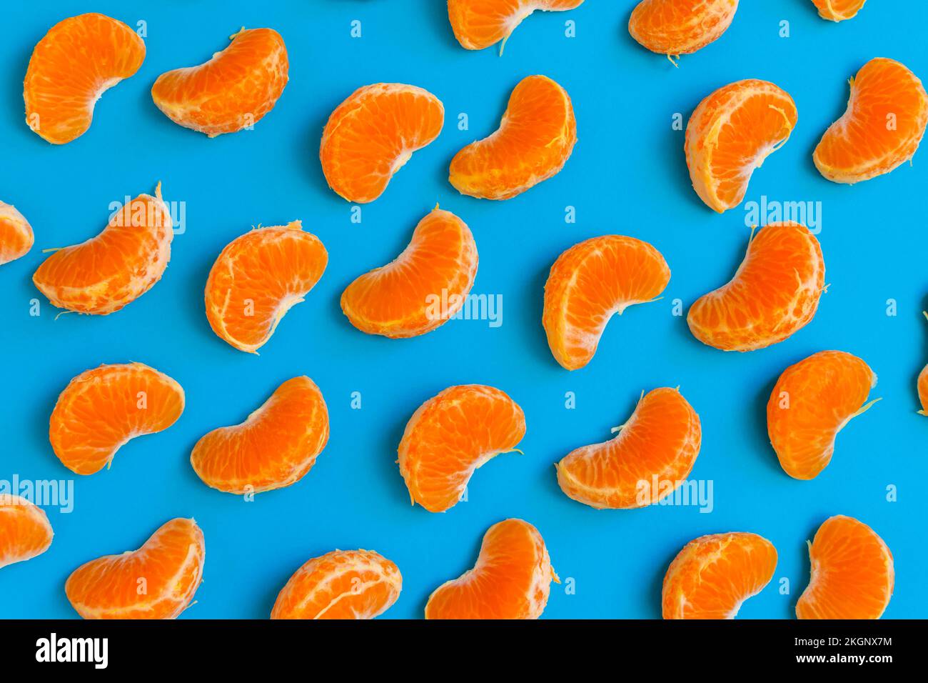 Segments tangerine sur fond bleu Banque D'Images