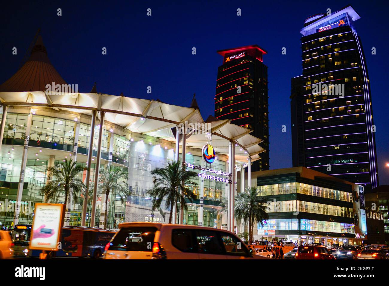 QATAR, Doha, gratte-ciel de la baie est, flou / KATAR, Doha, Wolkenkratzer der Eastbay, verwischt, Centre Doha, Marriott Hotel Marquis Banque D'Images