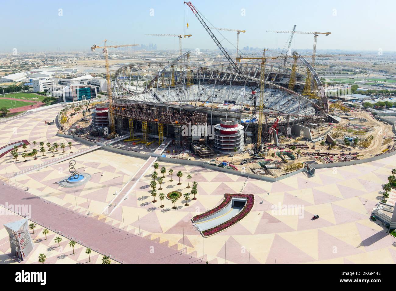 QATAR, Doha, chantier de construction Stade international Khalifa pour la coupe du monde de la FIFA 2022, construit par l'entrepreneur midmac et sixt contrat, le travail est effectué par les travailleurs migrants / KATAR, Doha, Baustelle Khalifa International Stadium fuer die FIFA sbalweltmeisterschaft 2022, auf den Baustellen arbeiten Gastarbeiter aus Länchiedenen Fussdern, Wird das Endspiel ausgetragen Banque D'Images