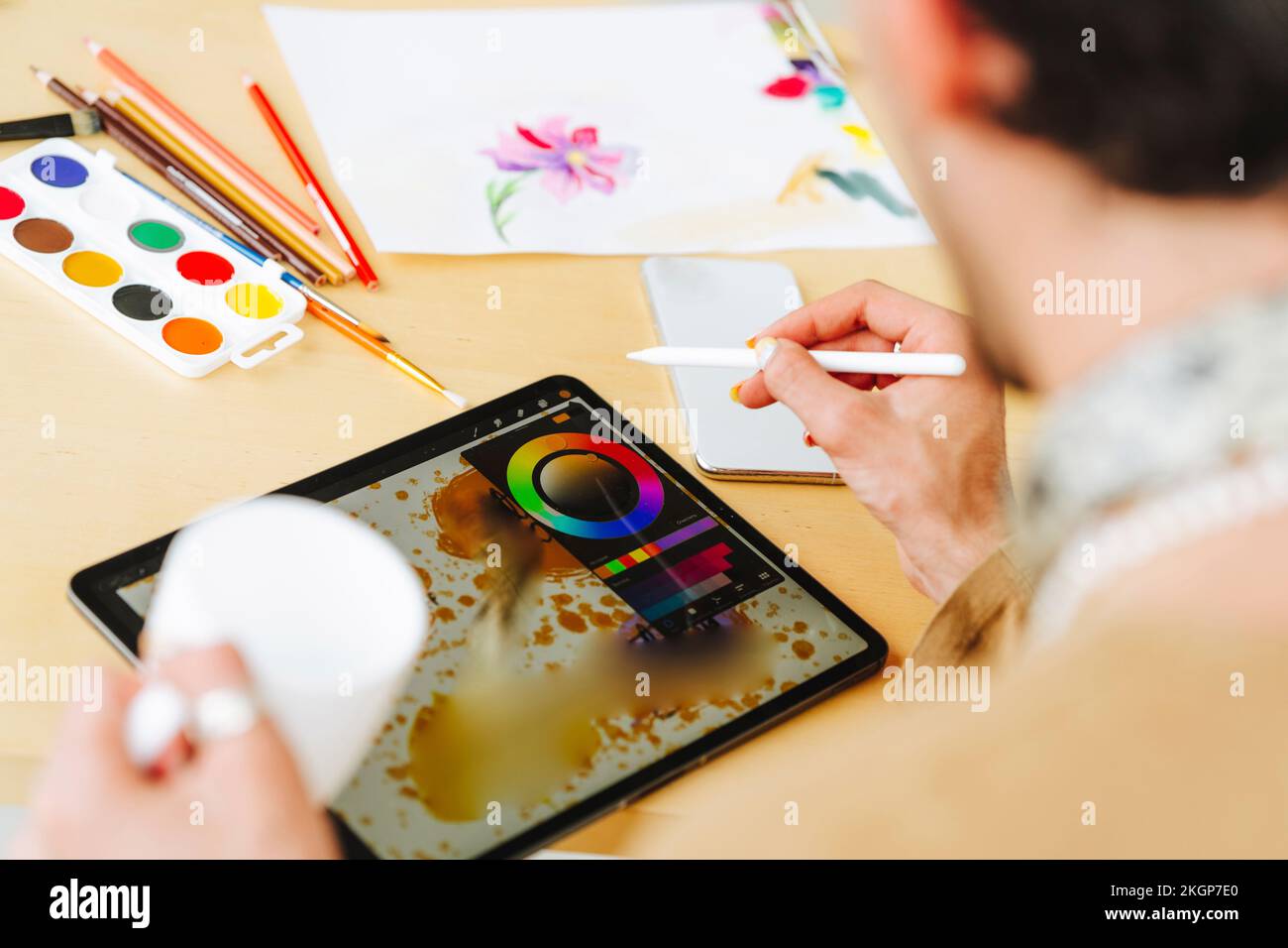 Illustrator avec dessin au stylo numérisé sur un Tablet PC au bureau Banque D'Images