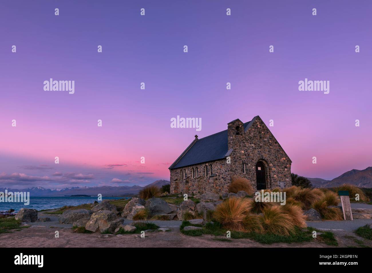 Nouvelle-Zélande, région de Canterbury, lac Tekapo, église du bon Berger au crépuscule violet Banque D'Images