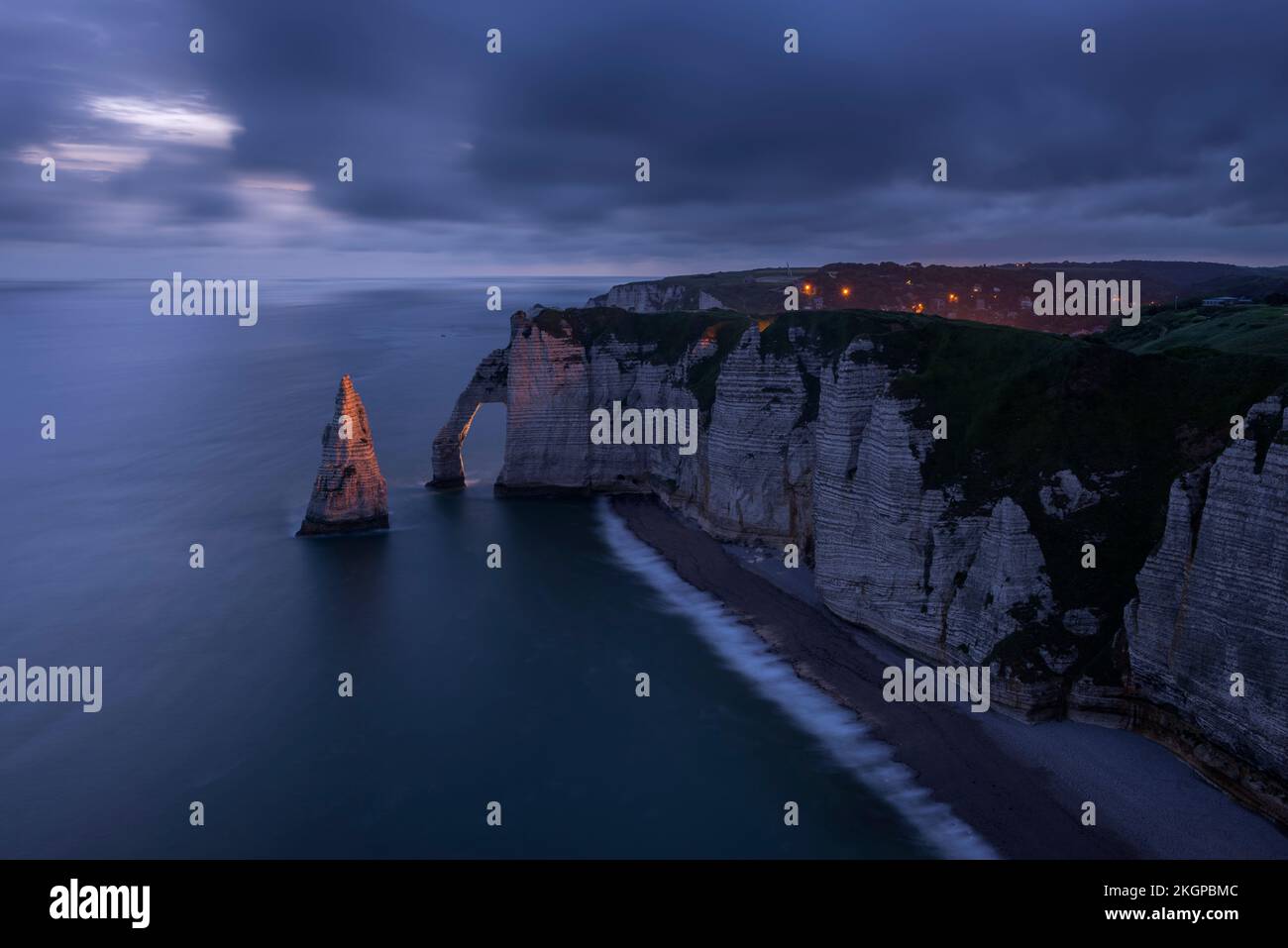 France, Normandie, Etretat, falaises de falaise dAval de falaise de falaise de falaise et colonne de mer d'aiguille dEtretat au crépuscule nuageux Banque D'Images