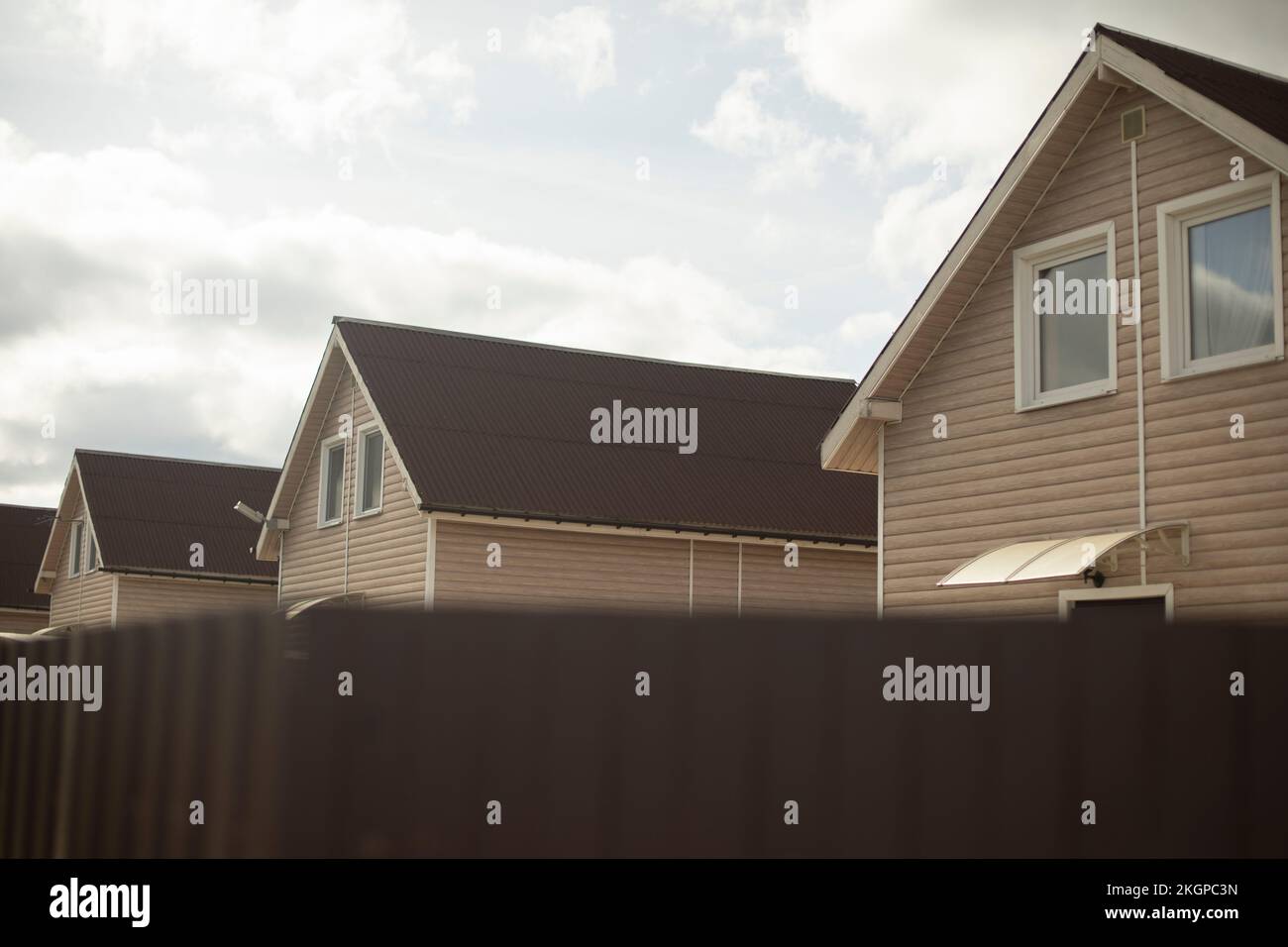 Les maisons de campagne sont rangées. Maisons simples pour vivre à la campagne. Hébergement privé. Bâtiments du village. Banque D'Images