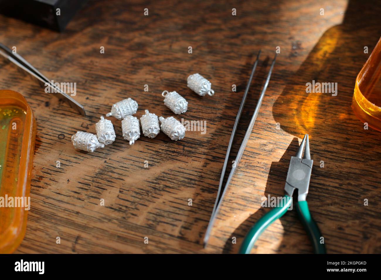 Pince à épiler et pince avec matériel sur la table dans un atelier de bijoux Banque D'Images